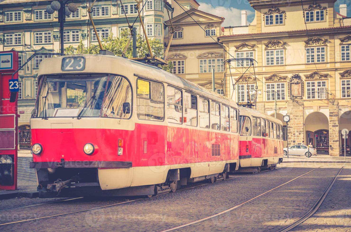 typische oude retro vintage tram op sporen in de buurt van tramhalte in de straten van praag foto