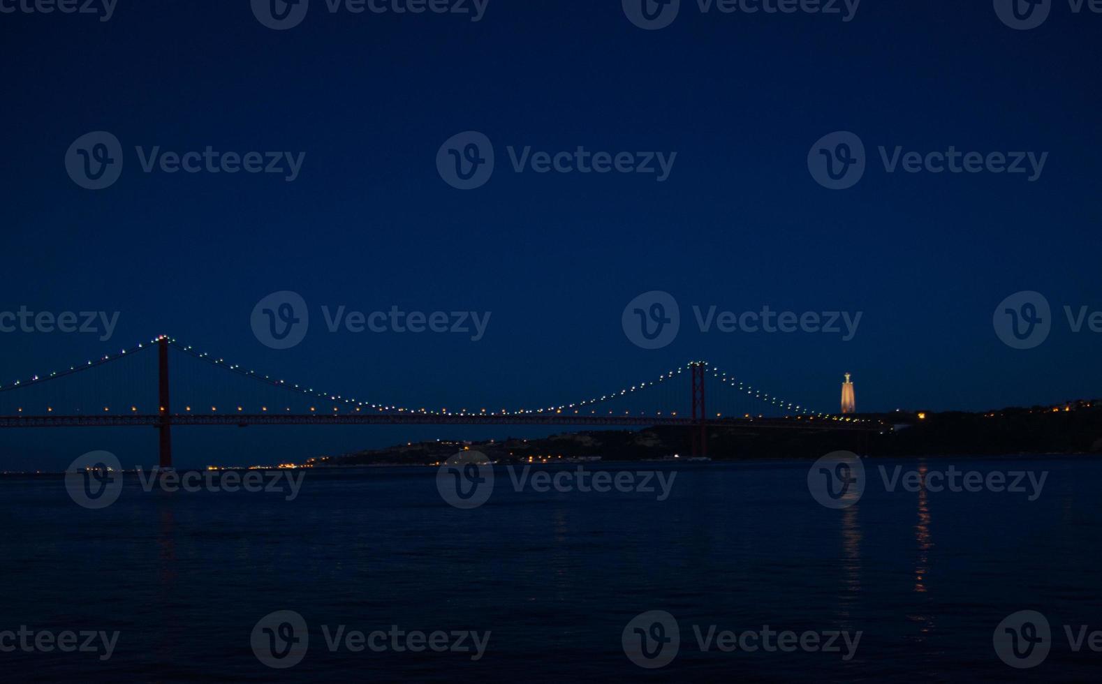 Portugal, Lissabon, avondlandschap van de rivier de Taag Lissabon, Ponte 25 april brug over de rivier de Taag foto