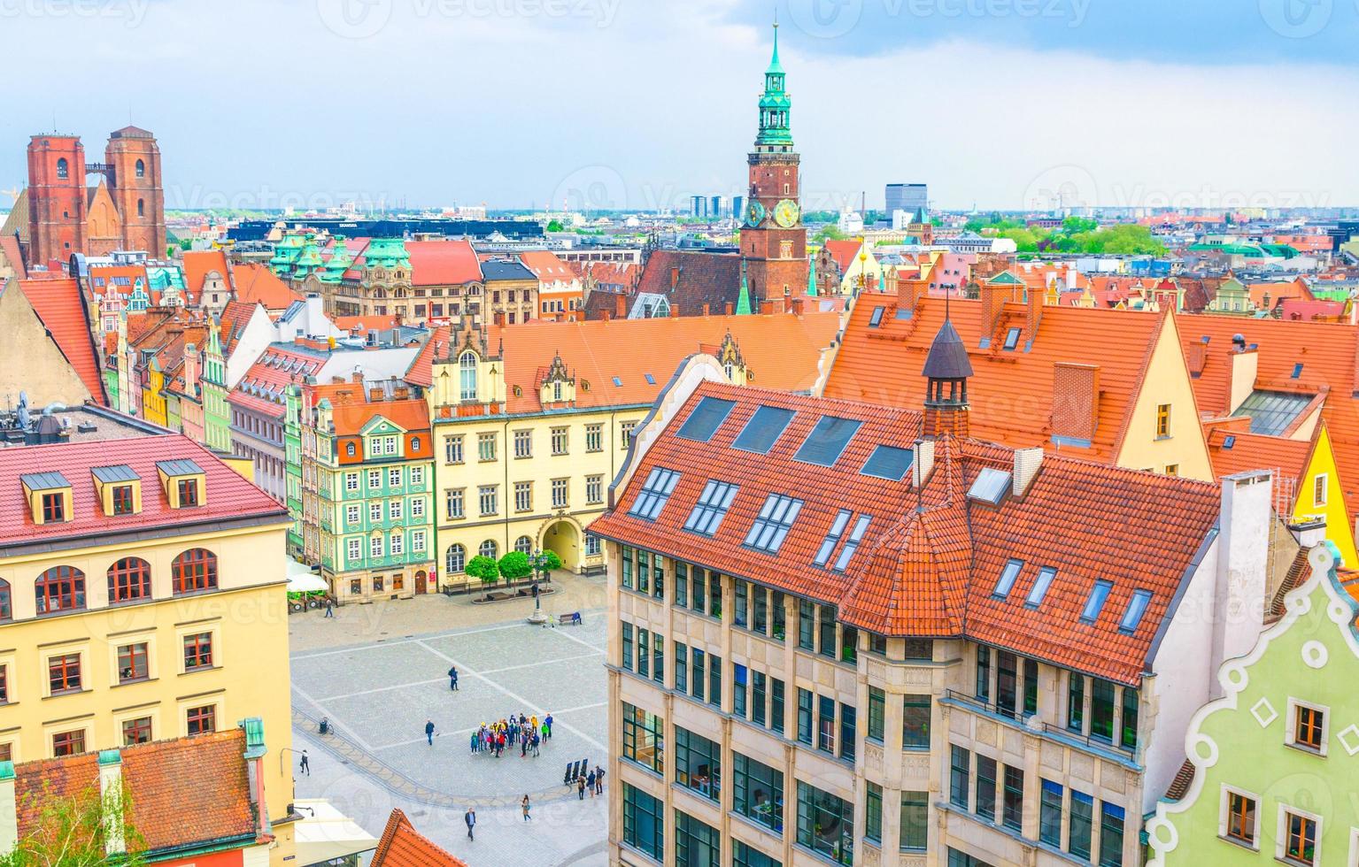 top luchtfoto panoramisch uitzicht op de oude stad van wroclaw historisch stadscentrum met het marktplein van rynek foto