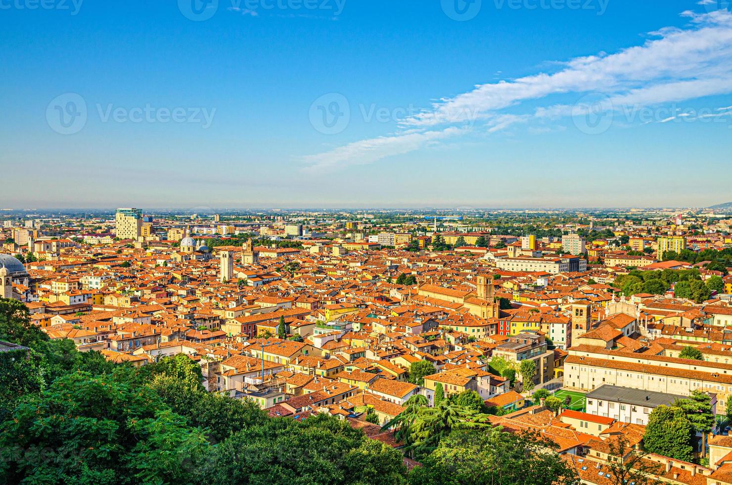 panoramisch uitzicht vanuit de lucht van het oude historische stadscentrum van de stad Brescia met kerken, torens en middeleeuwse gebouwen foto