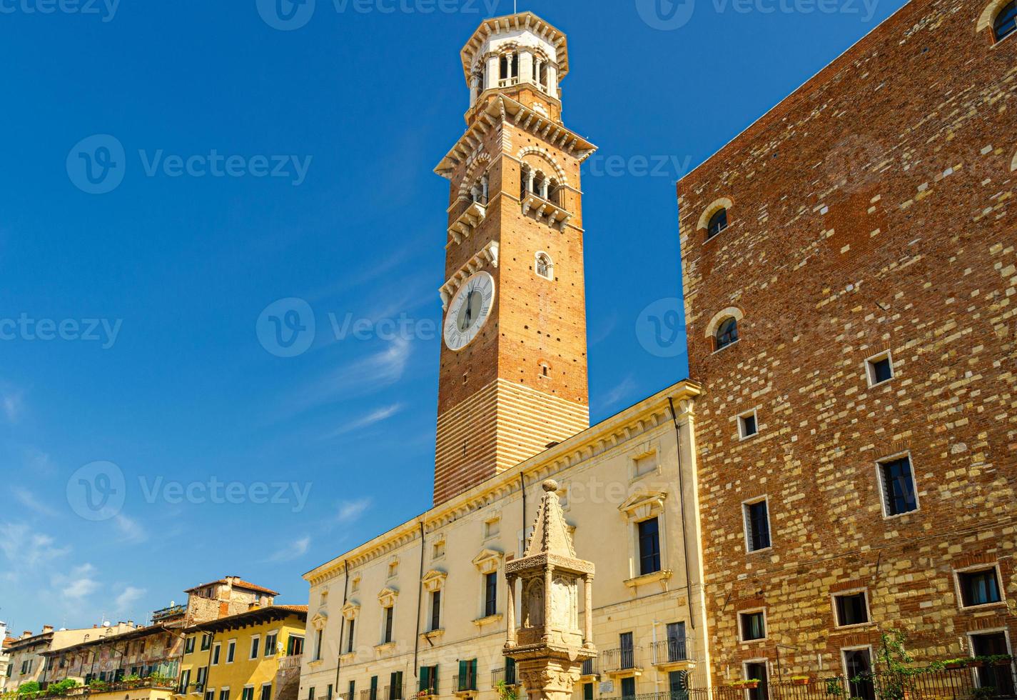 torre dei lamberti klokkentoren van palazzo della ragione paleis gebouw in piazza delle erbe foto