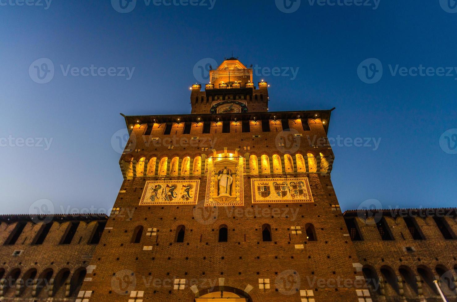 oud middeleeuws sforza-kasteel castello sforzesco en toren, milaan, italië foto