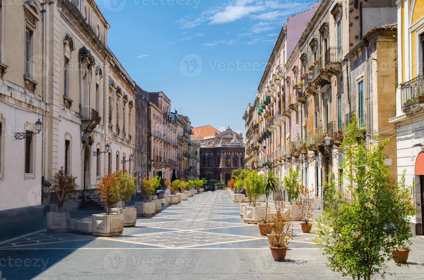 via teatro massimo street, catania city, sicilië, italië foto