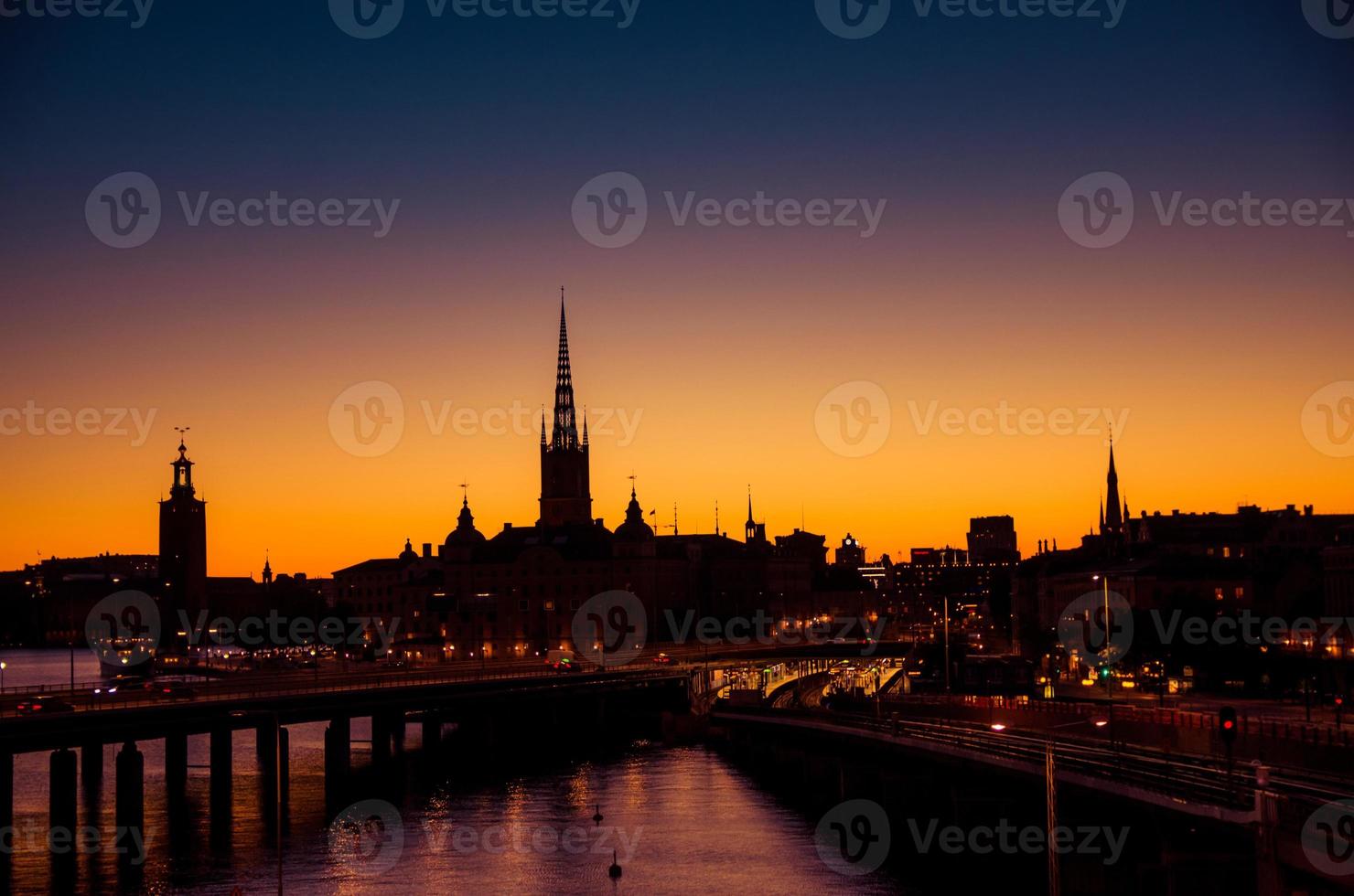 silhouet van de skyline van Stockholm bij zonsondergang, schemering, zweden foto