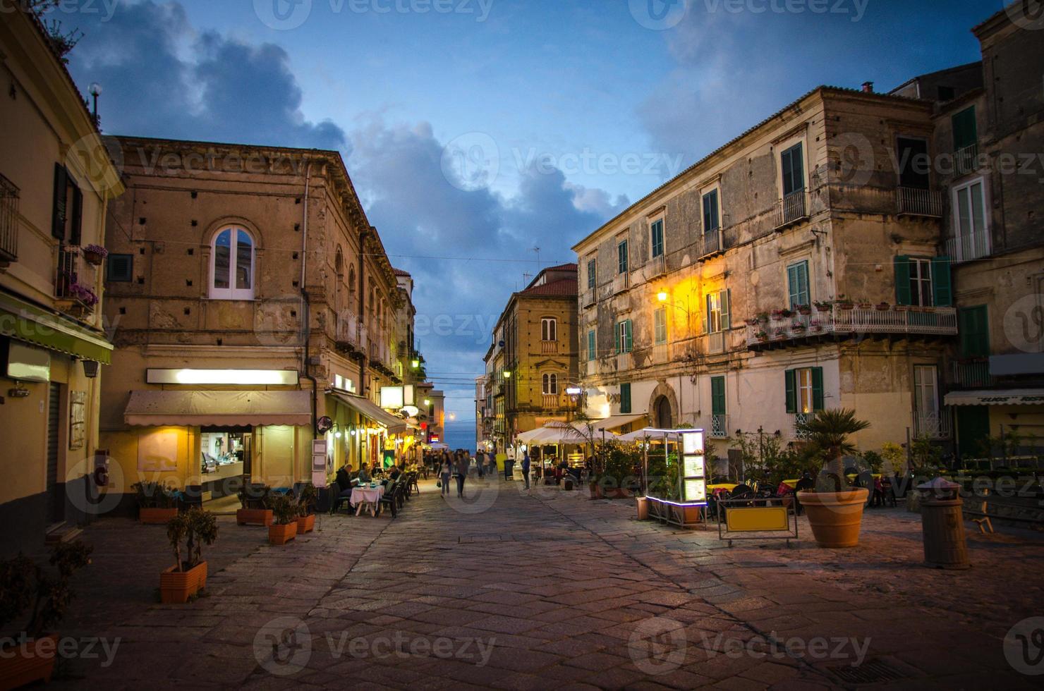 straten van de stad, cafés en restaurants in de avond, tropea, italië foto