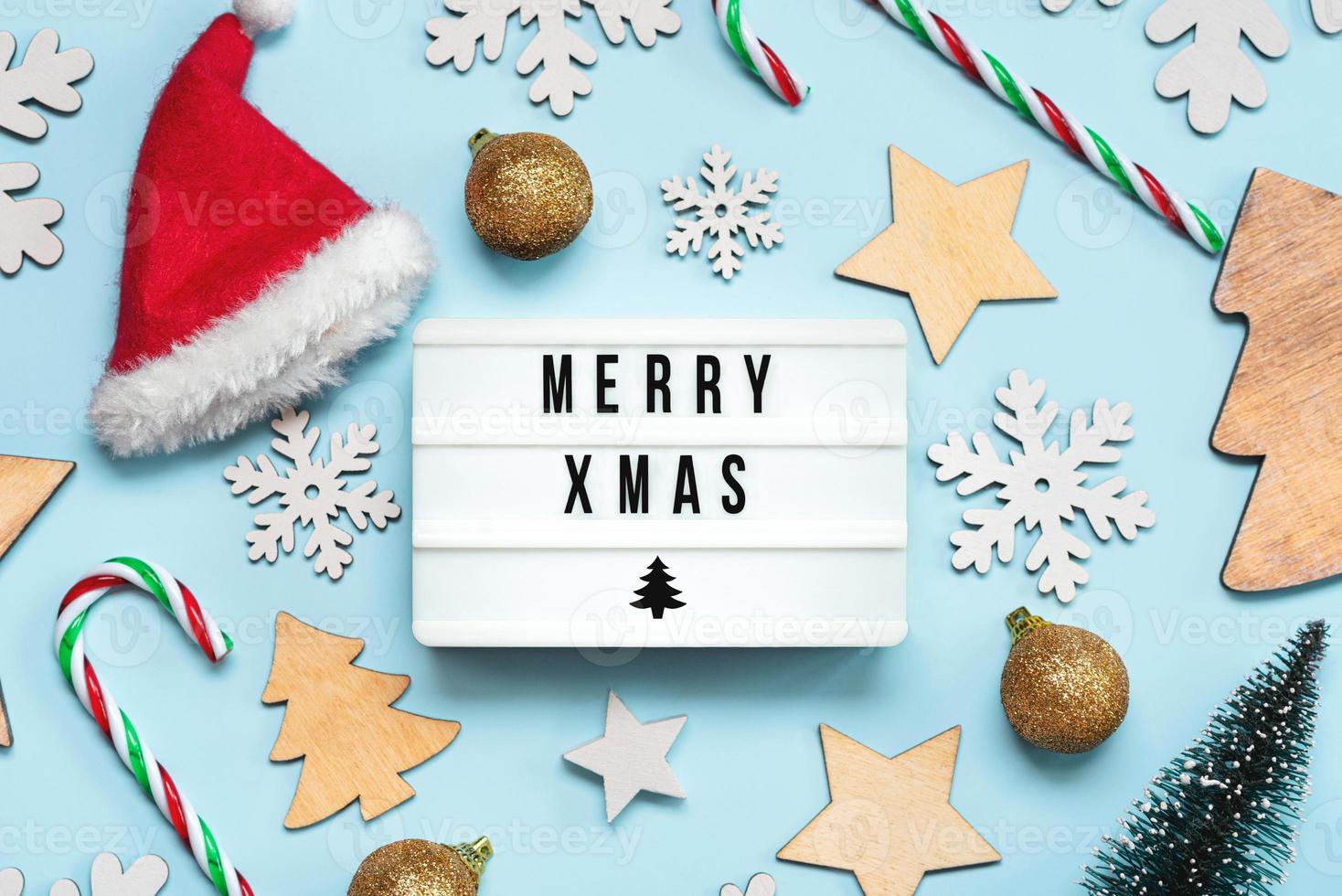 merry christmas.light box met de tekst merry xmas en christmas decoration.christmas concept background foto