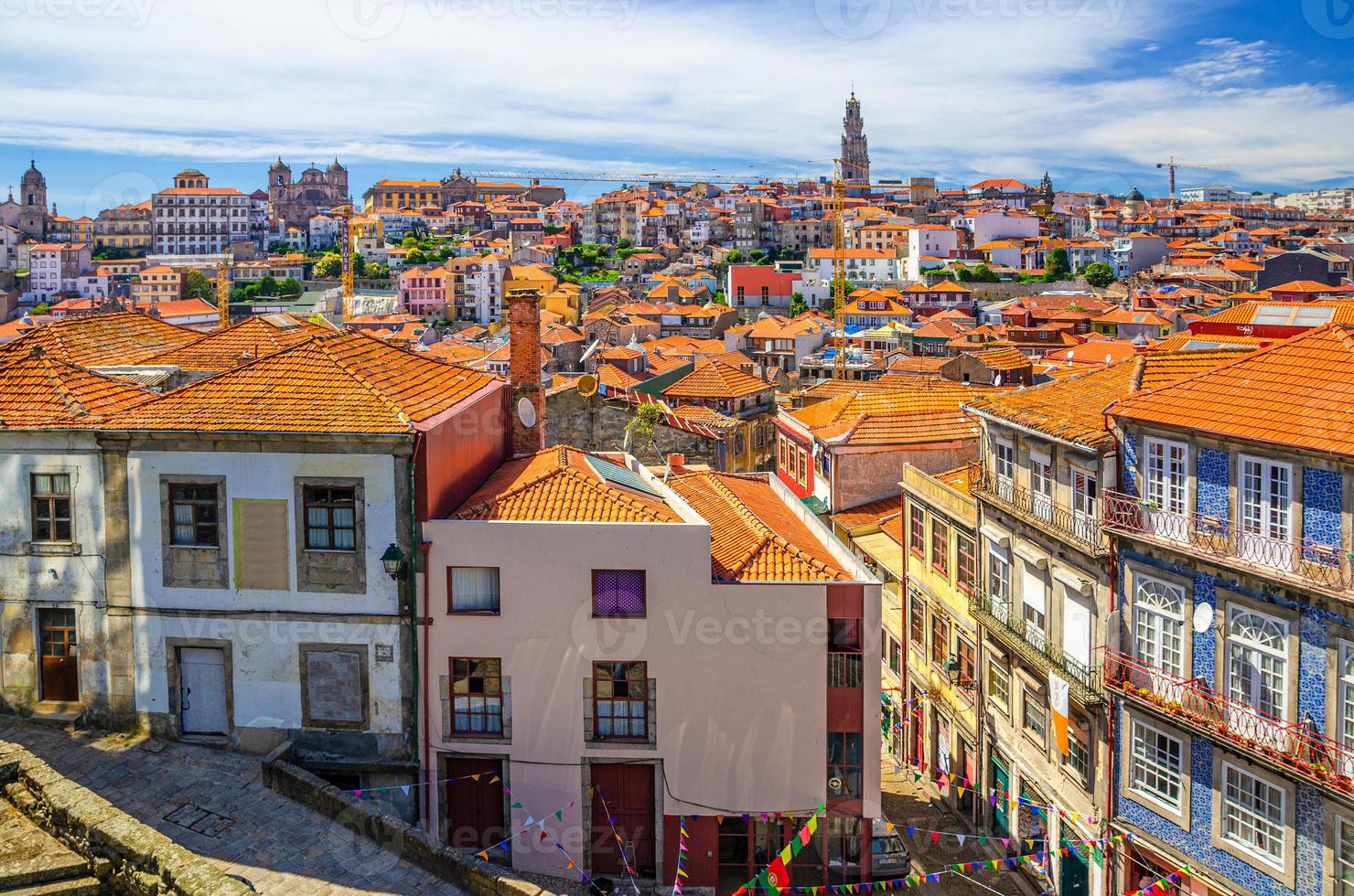 luchtpanorama van het historische centrum van Porto Porto met rode pannendaken, typische traditionele gebouwen foto