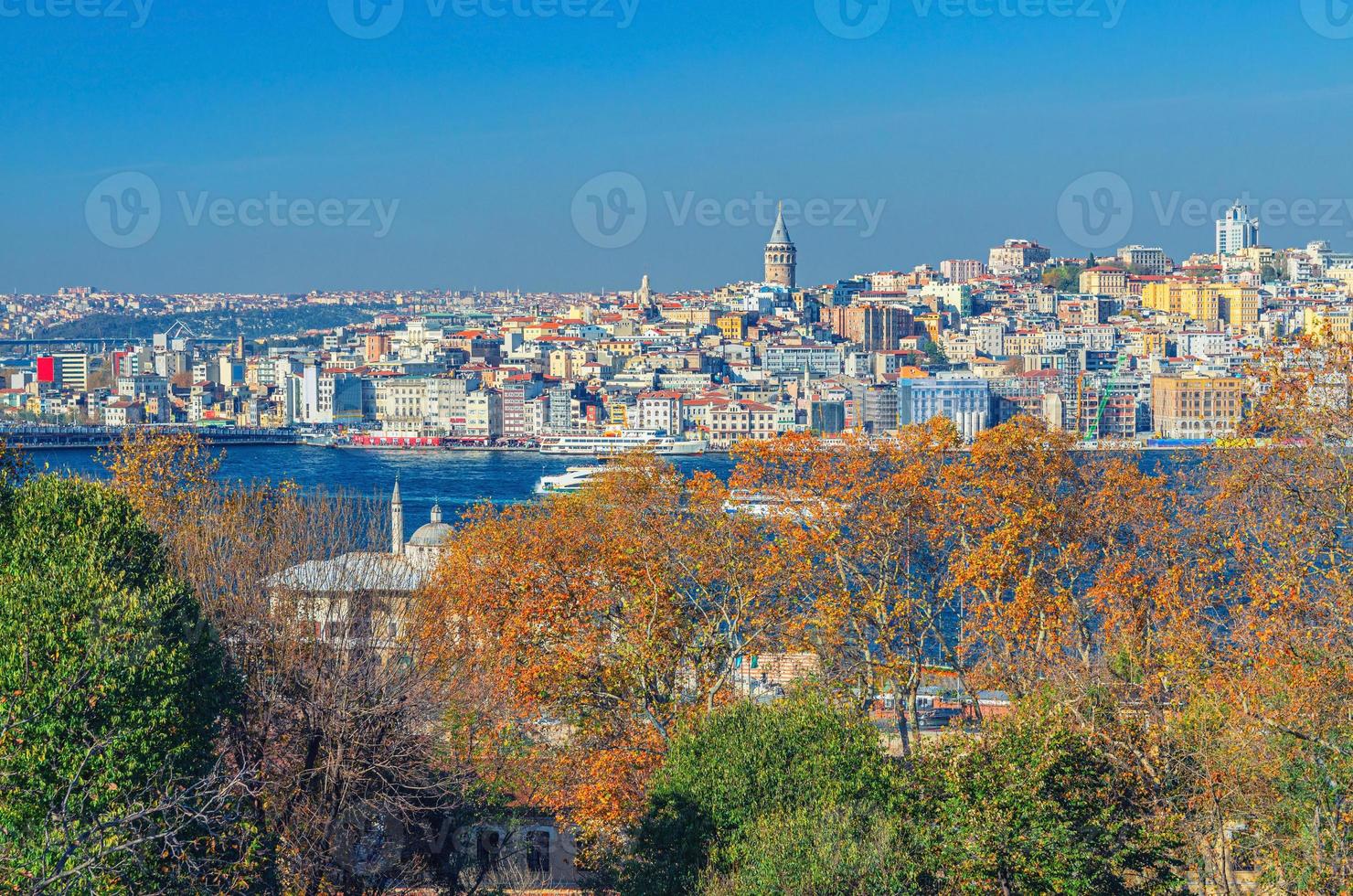 luchtfoto van de wijk Galata Karakoy met de Galata-toren Kulesi of de toren van Christus Christea Turris-gebouw foto