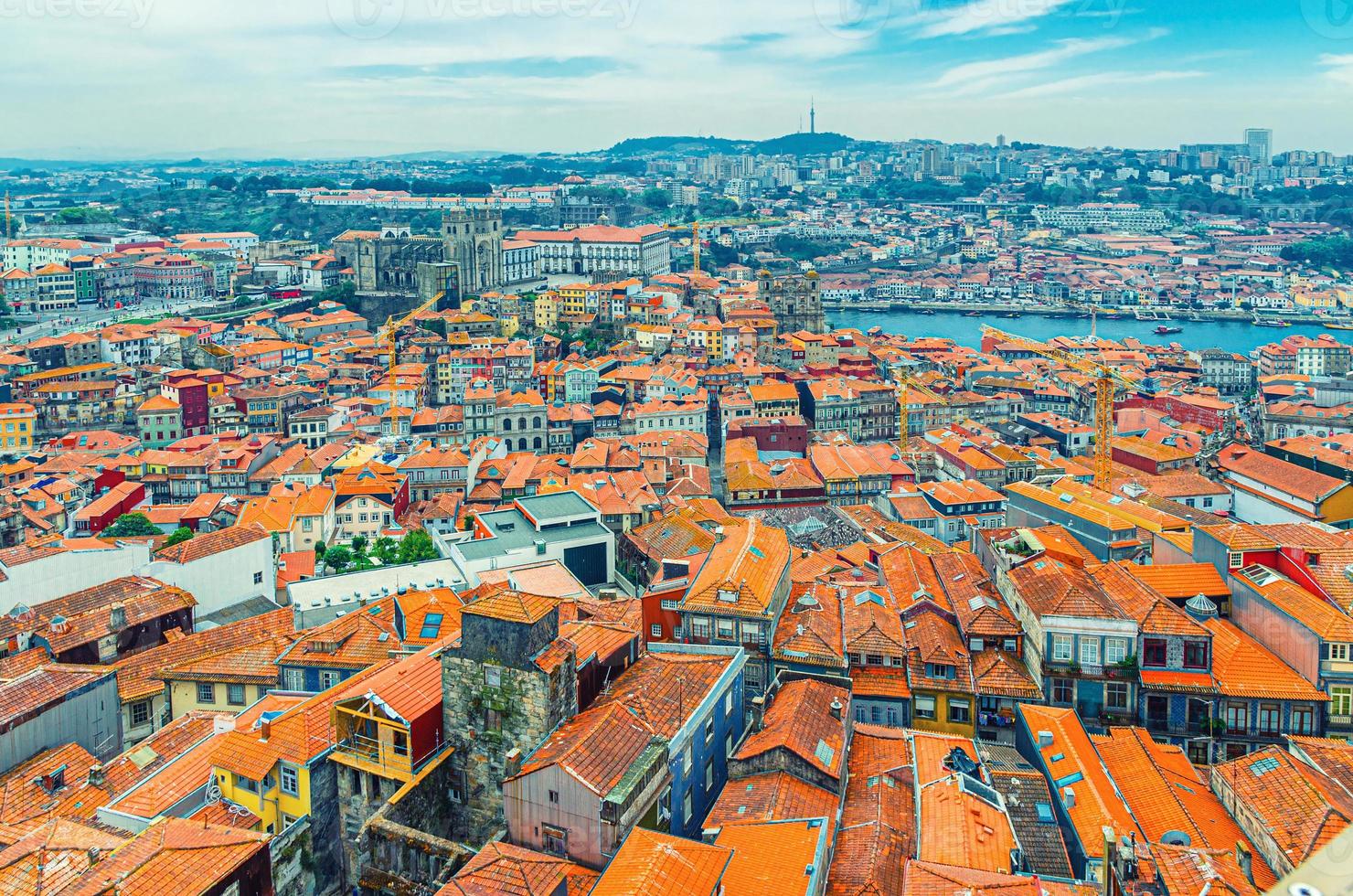 luchtpanorama van het historische centrum van Porto Porto met typische gebouwen van rood pannendak foto