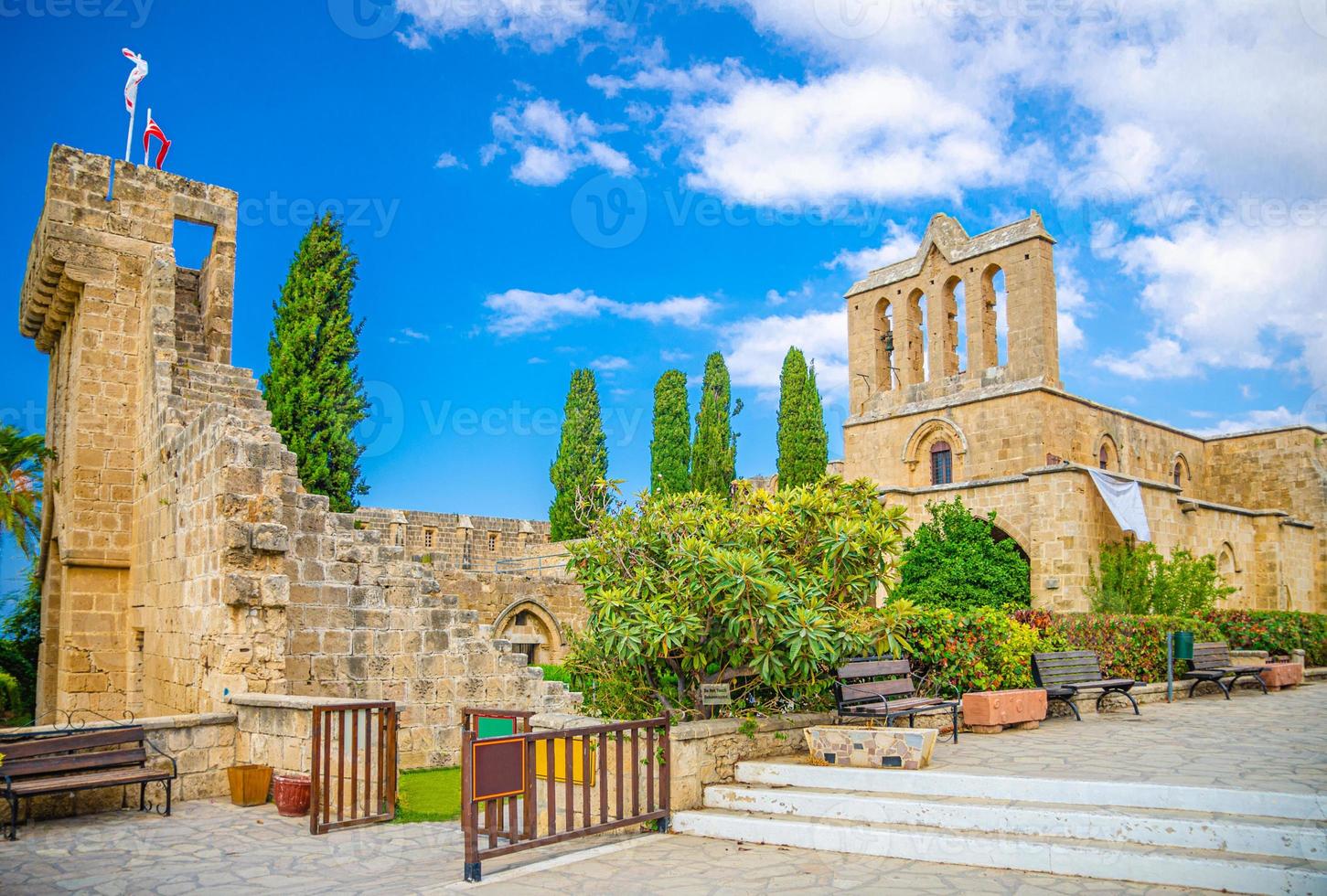 ruïnes van bellapais abdij klooster stenen gebouw in kyrenia girne district foto