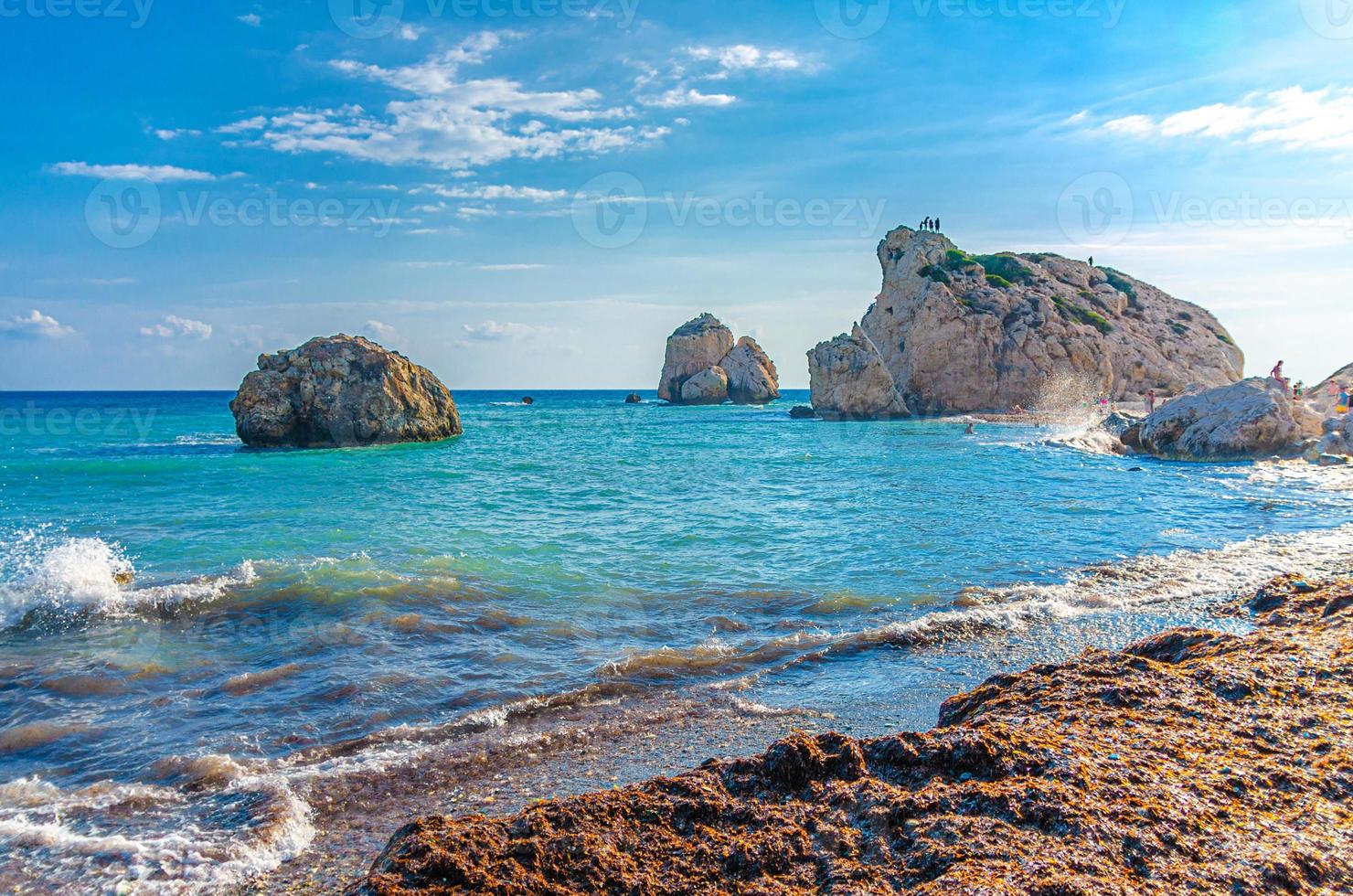 aphrodite strand met stenen rotsen in aphrodite baai van middellands zeewater foto