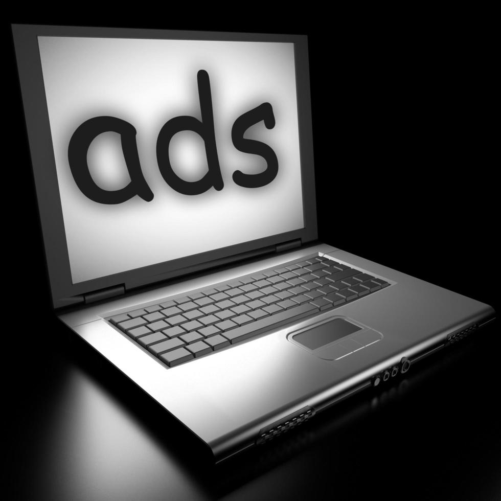 advertenties woord op laptop foto