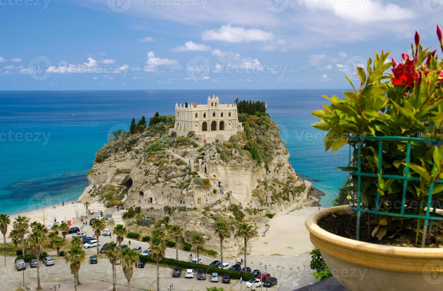 heiligdom kerk santa maria dell isola op de bovenste rots, tropea, italië foto