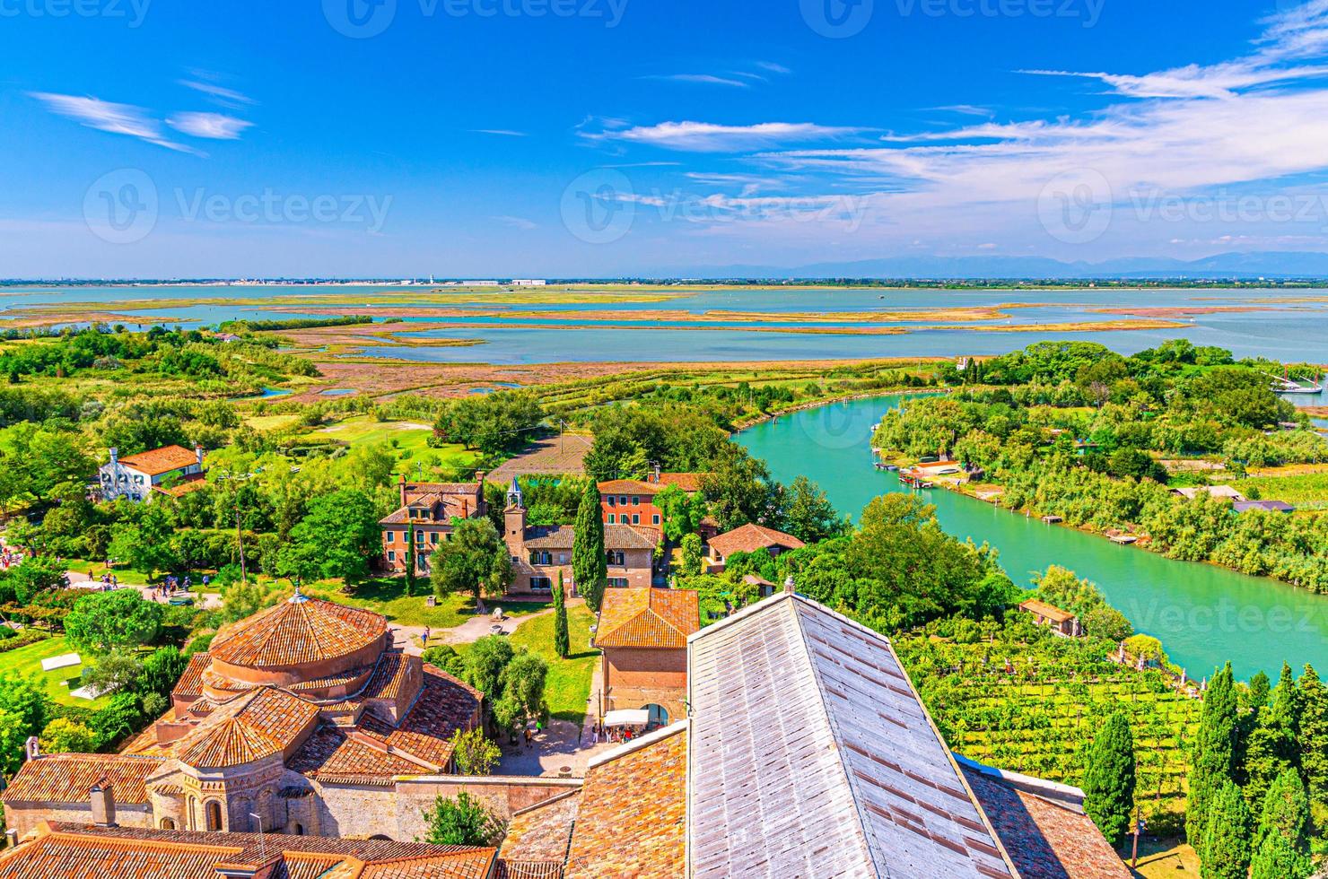 luchtfoto van torcello-eilanden met gebouwen foto