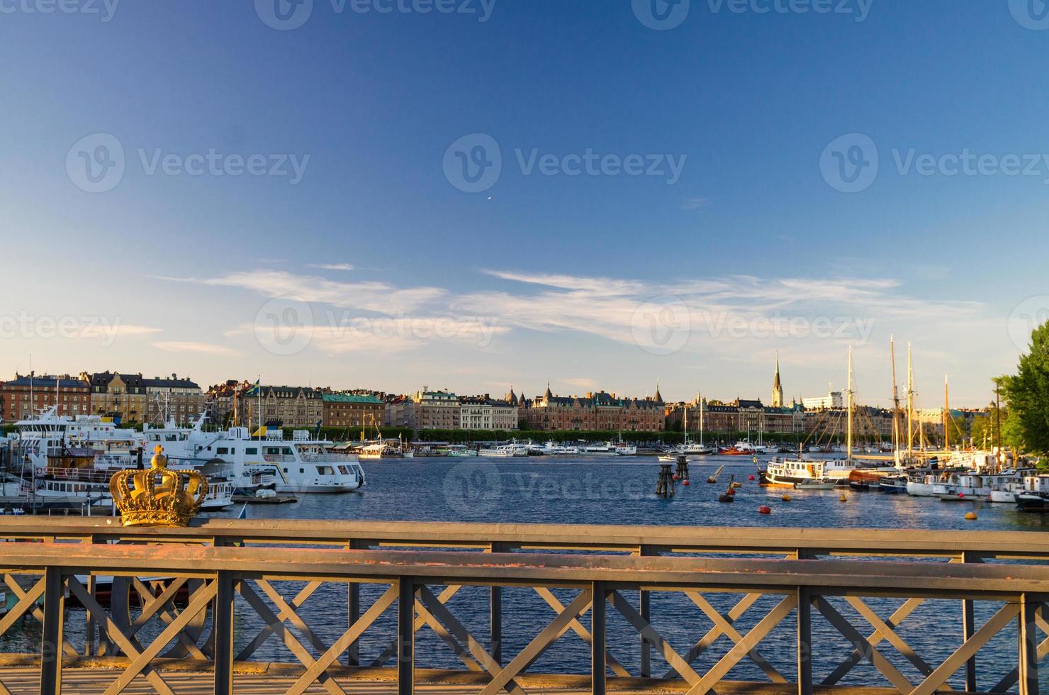 gouden kroon op skeppsholmsbron brugleuning, stockholm, zweden foto