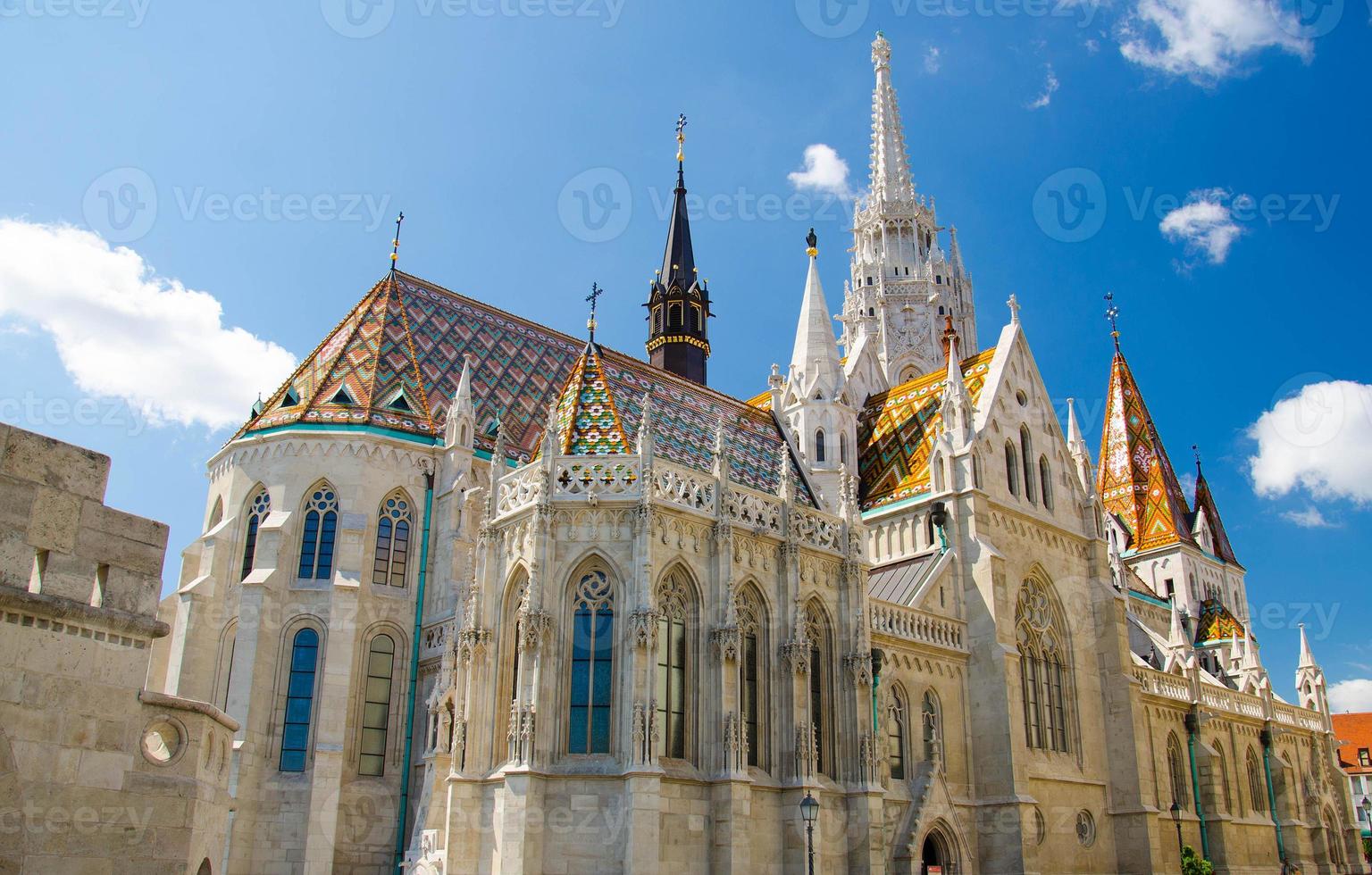 Matthiaskerk op het Szentharomsag-plein in Boedapest, Hongarije foto