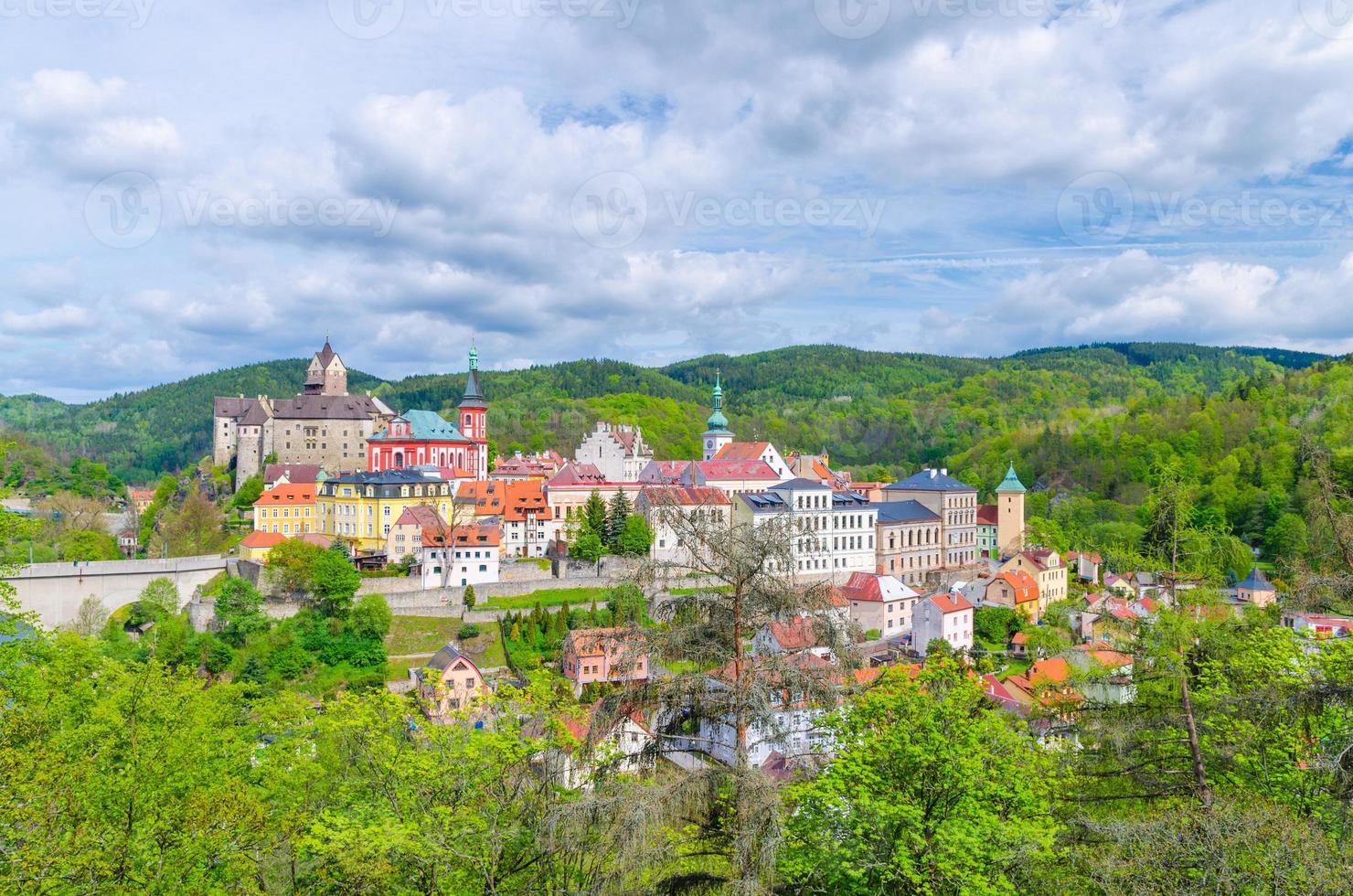 panoramisch luchtfoto van de middeleeuwse stad loket met loket kasteel hrad loket foto