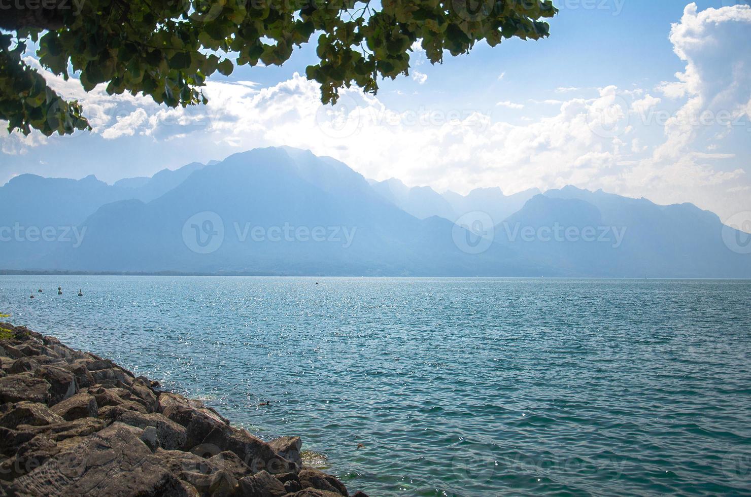 uitzicht op de bergen alpen en het meer van leman in montreux, zwitserland foto