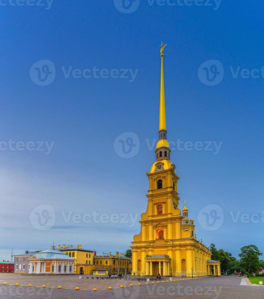 heiligen peter en paul kathedraal orthodoxe kerk met gouden torenspits foto
