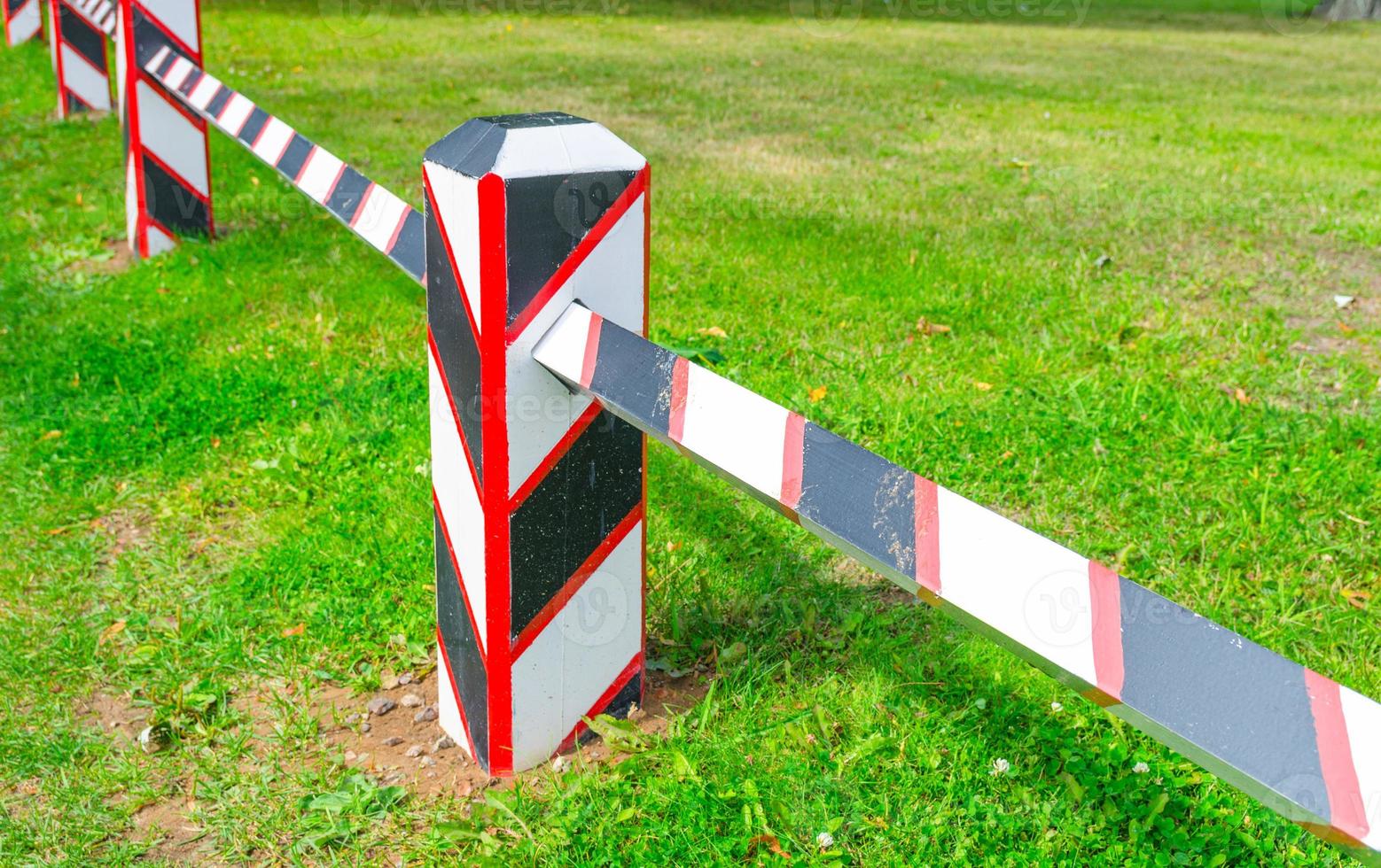 fort militaire houten grensomheining barrière met post op groen grasgazon in peter en paul fort foto
