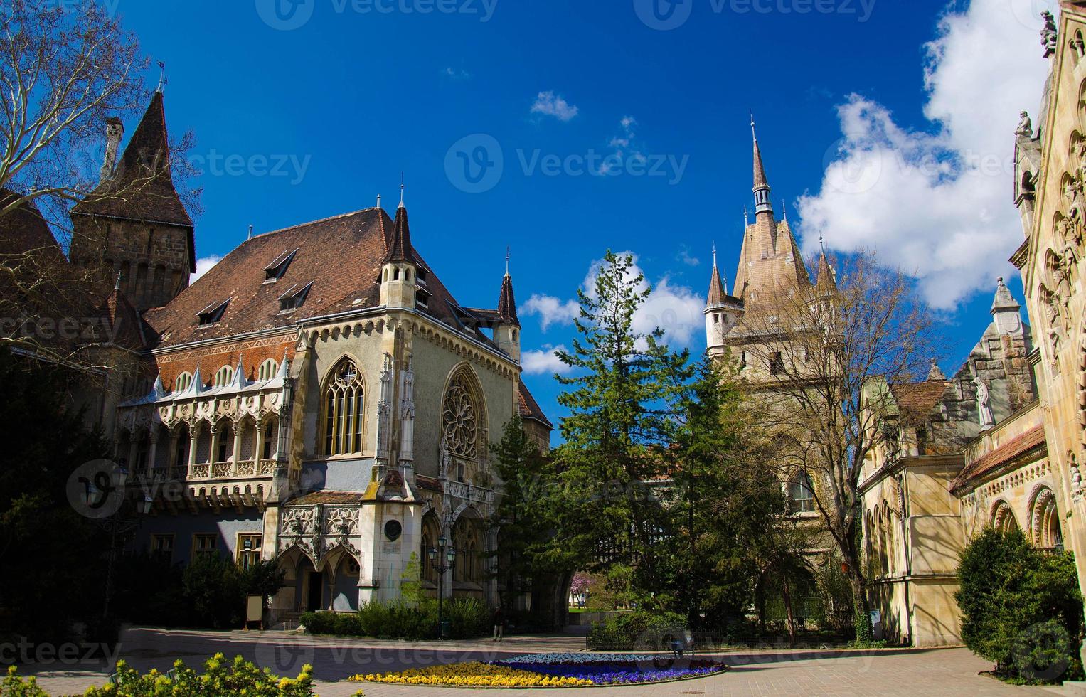 binnenplaats van vajdahunyad-kasteel in stadspark, boedapest, hongarije foto
