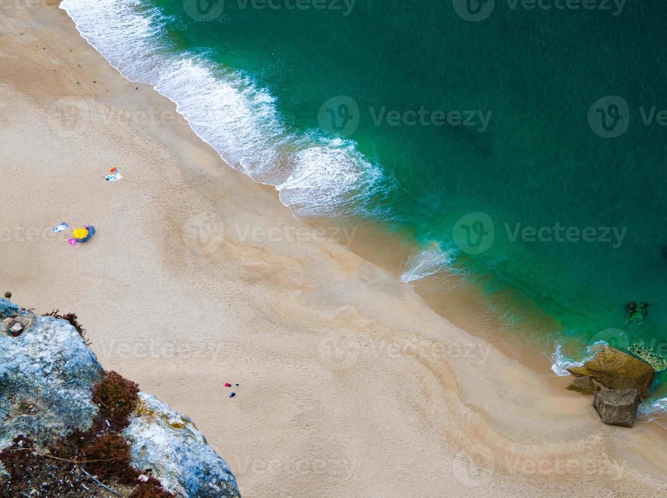 portugal, uitzicht op de kust van Nazare, wit zand van de stranden van portugal, stenen kliffen boven de oceaan foto