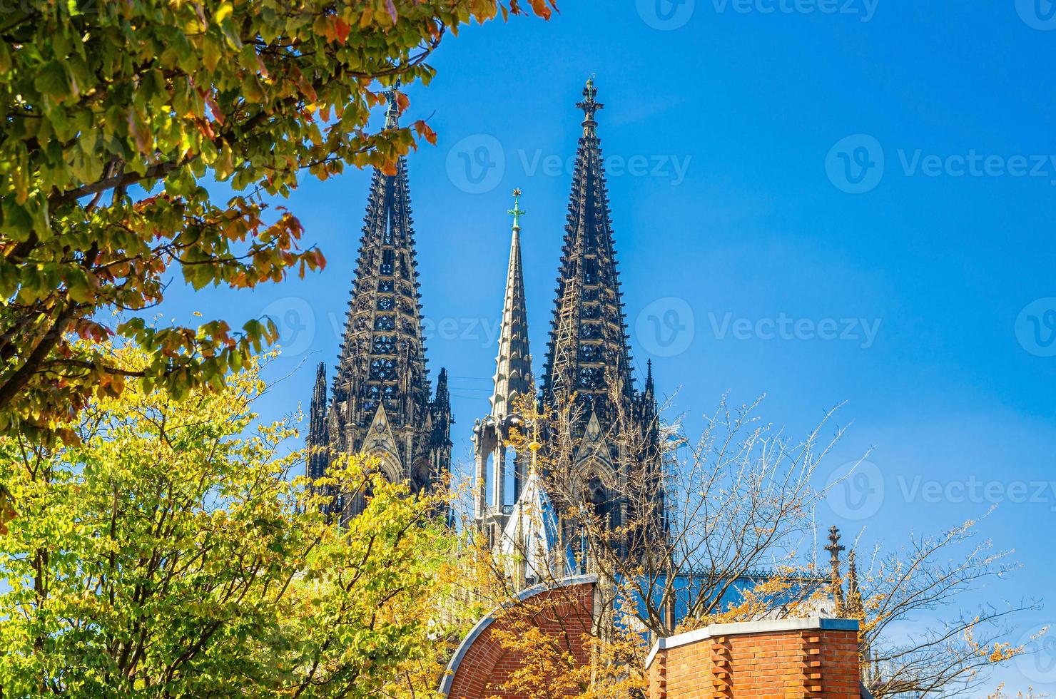 twee enorme torenspitsen van de kathedraal van Keulen, rooms-katholieke kerk foto