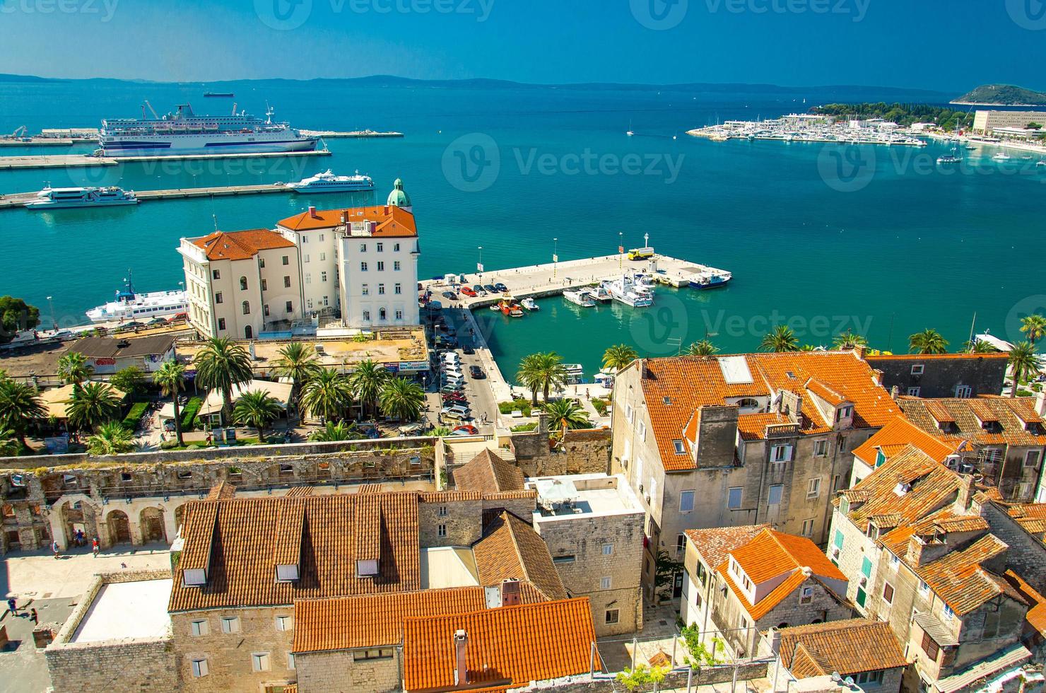 zeewaterkant en haven luchtfoto, split, dalmatië, kroatië foto