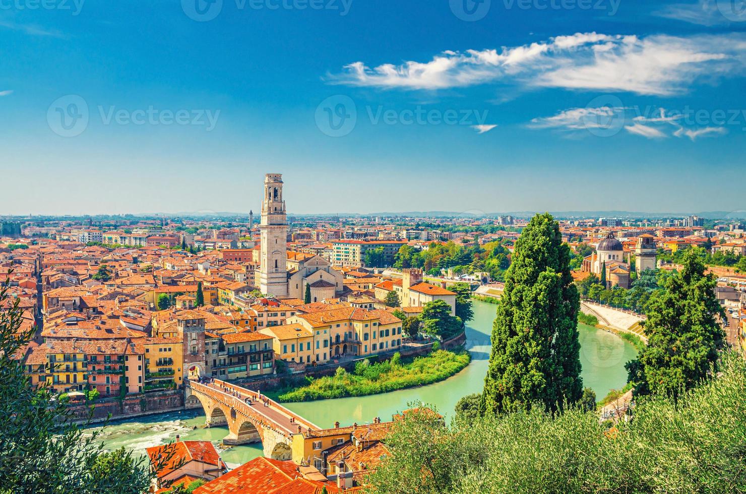 luchtfoto van het historische centrum van de stad Verona foto