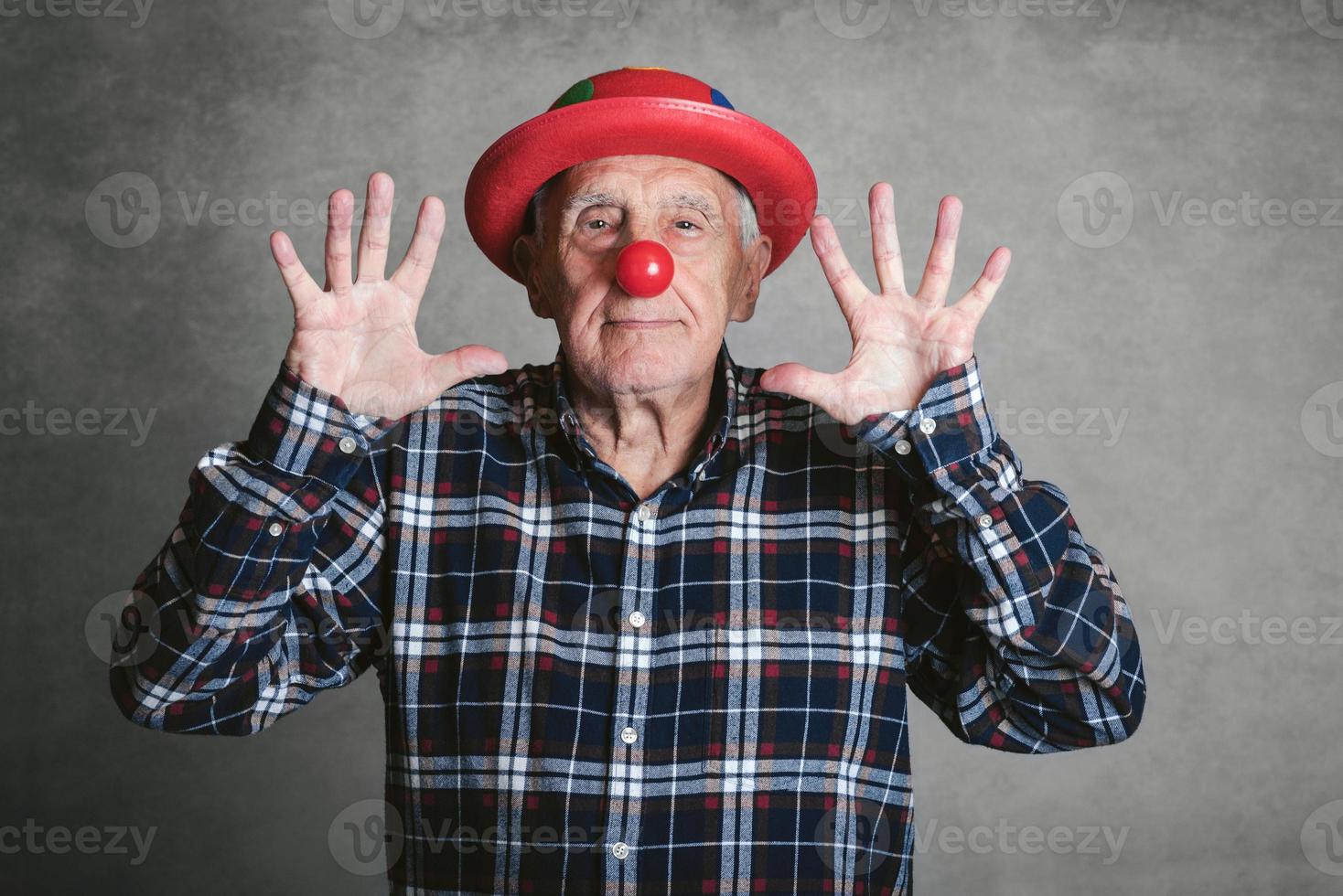 grappige grootvader met hoed en clownsneus foto