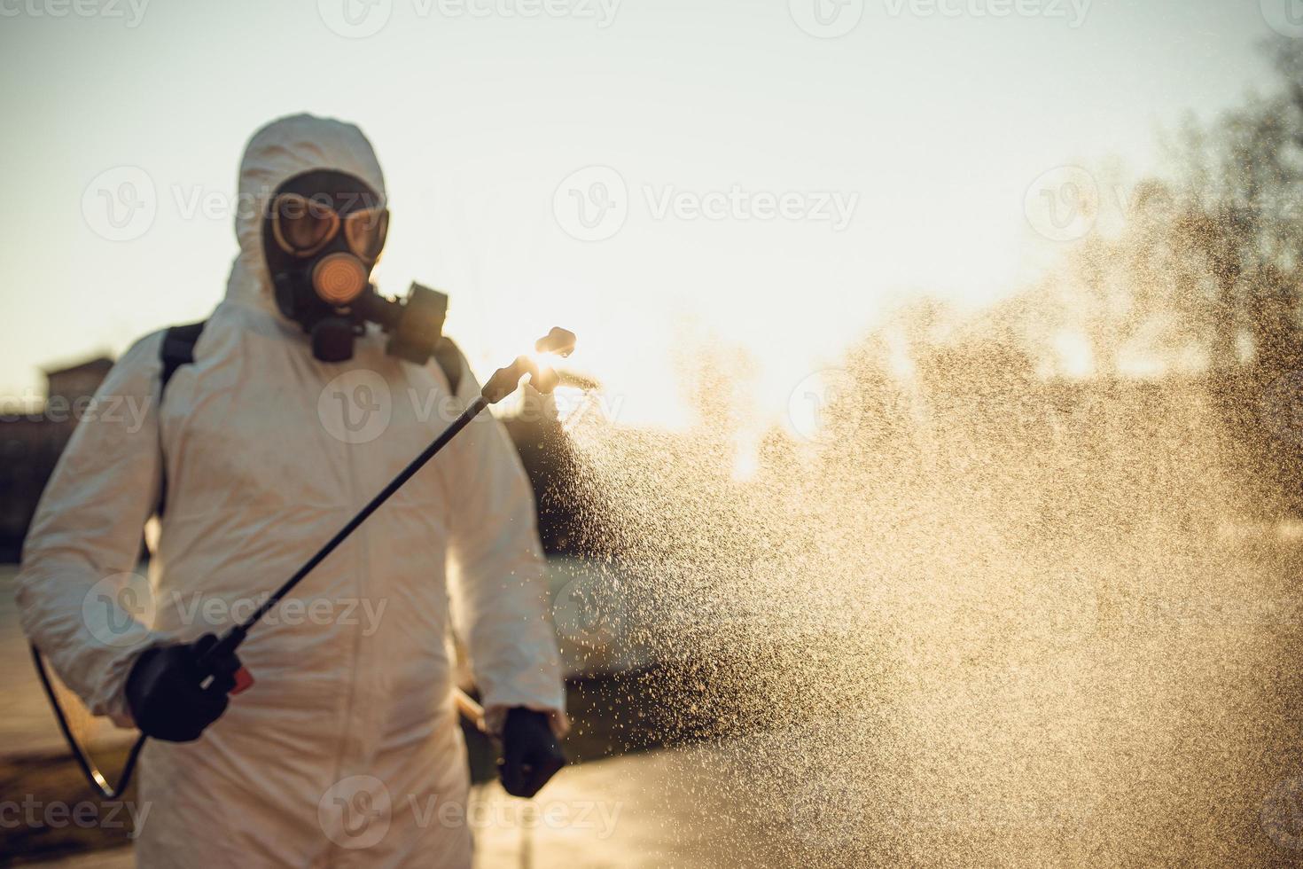 reiniging en desinfectie op de speelplaats in het sity-complex te midden van het coronavirus-epidemieteams voor desinfectie-inspanningen infectiepreventie en controle van epidemisch beschermend pak en masker foto