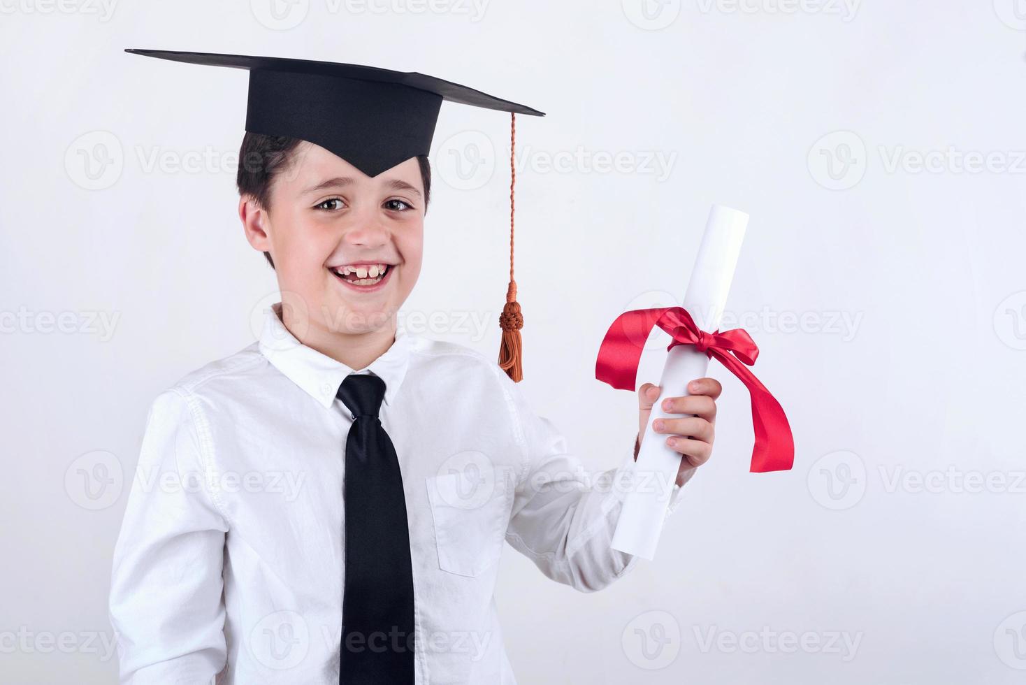 lachende jongen met diploma in afstuderen foto