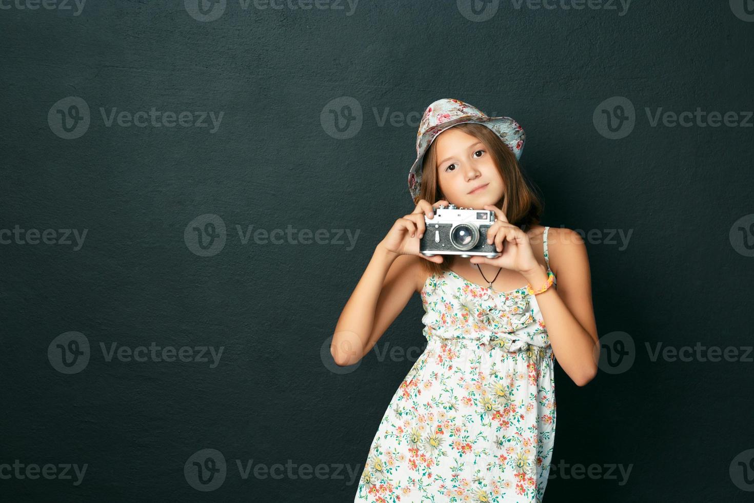 mooi lachend meisje met witte tanden met een instant camera foto