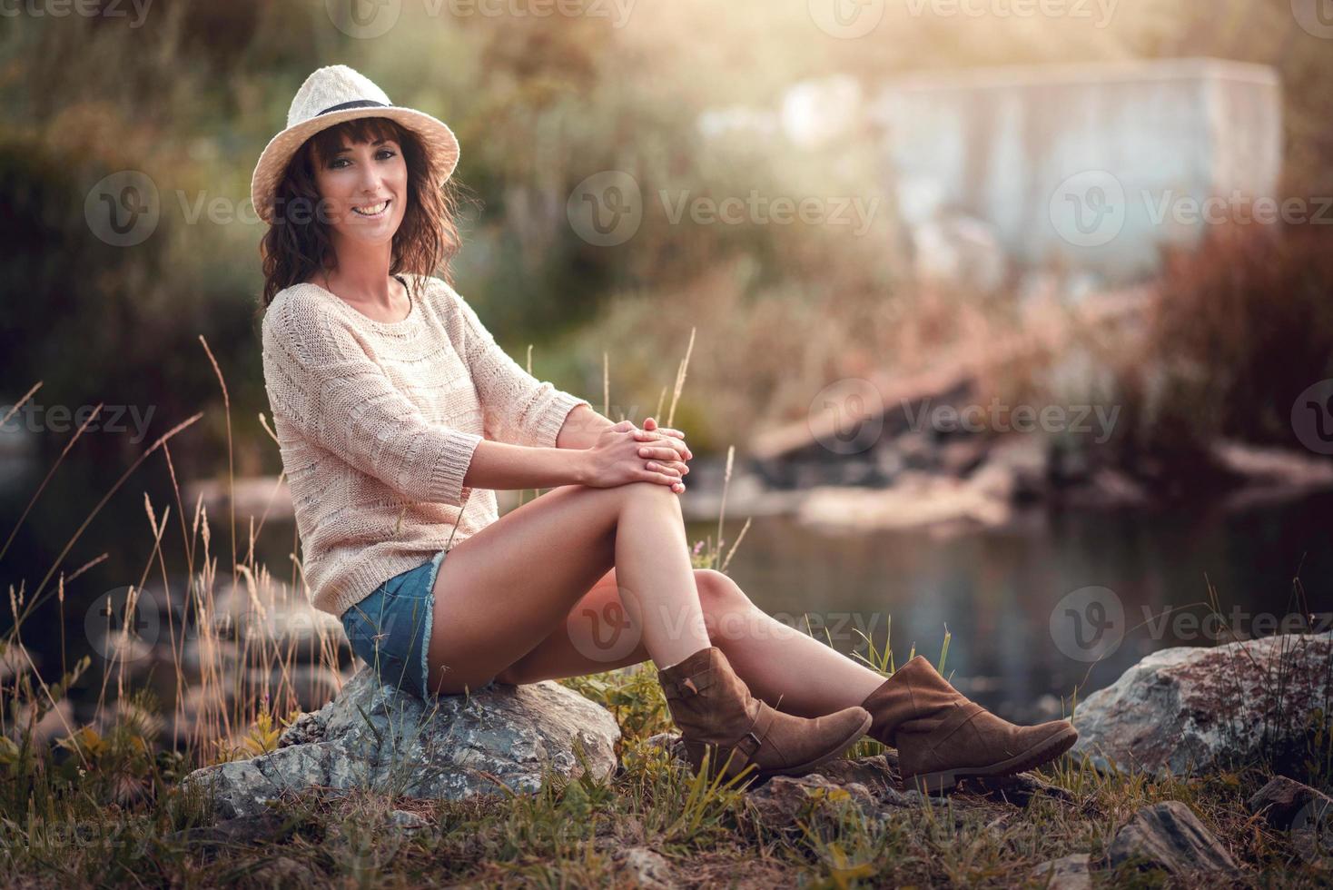 portret van mooie vrouw die lacht in de natuur foto