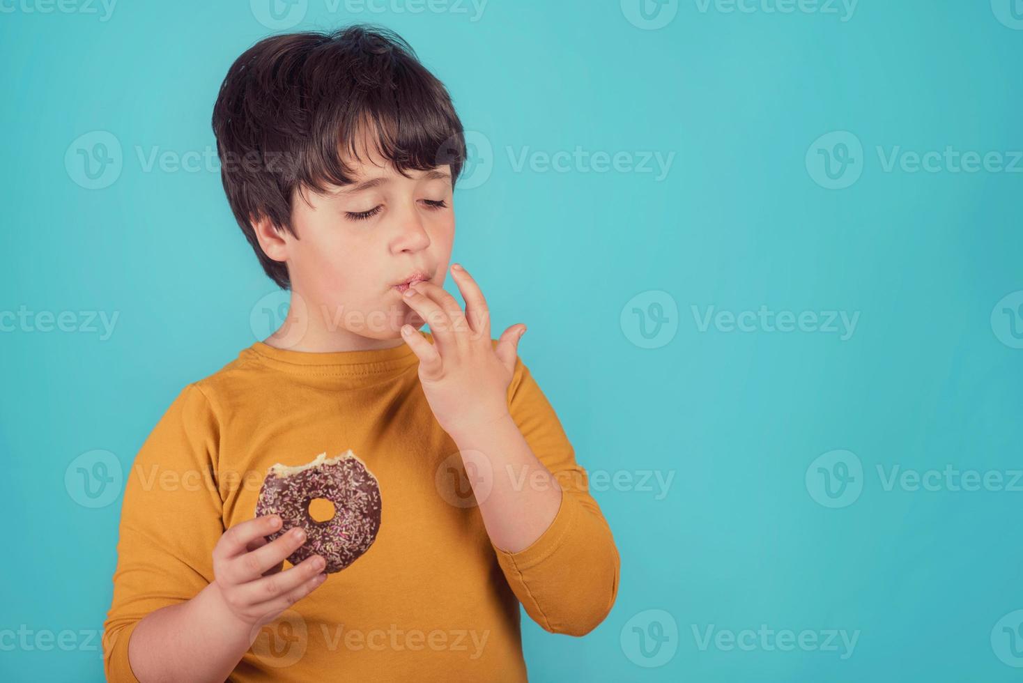 jongen die donut eet foto