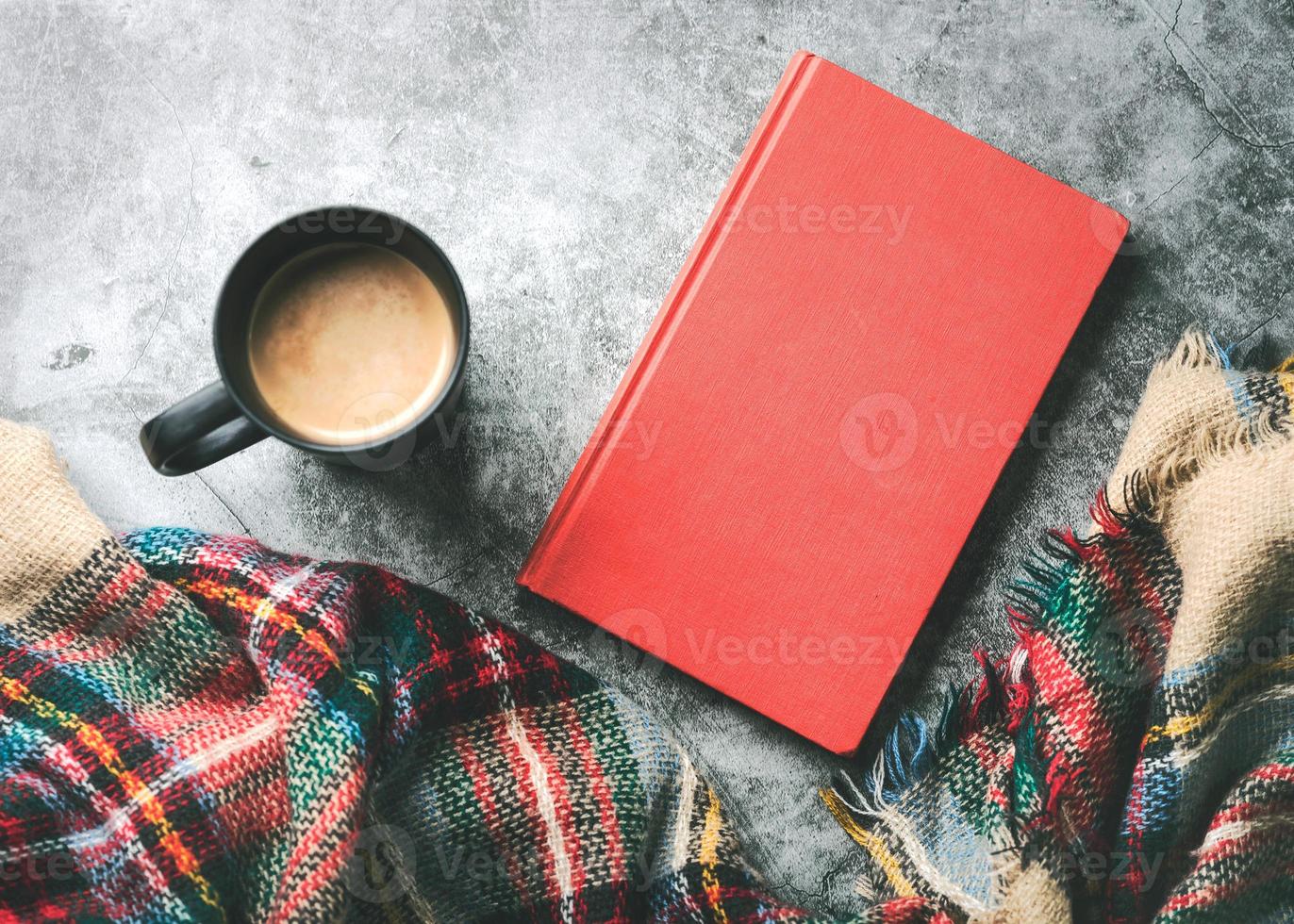 sjaal met kopje koffie en boek foto