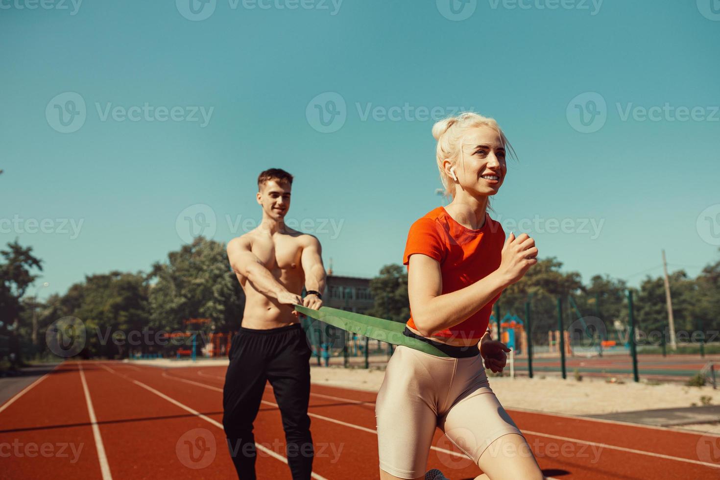 jong koppel sporten met sport elastiekjes foto