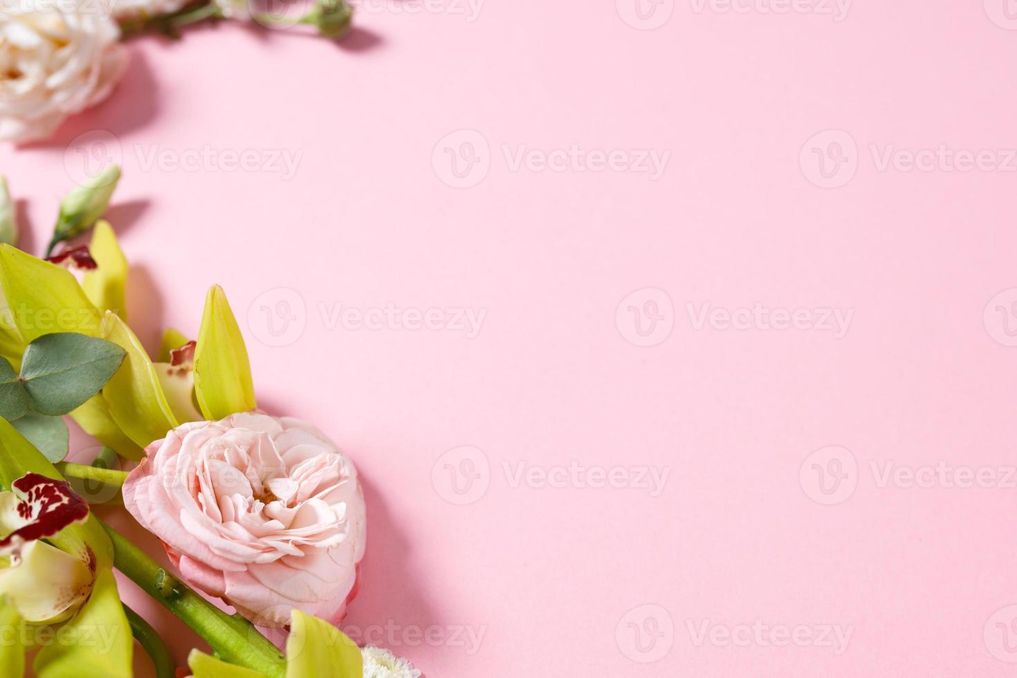 voorbereiding op een toekomstige ansichtkaart. roze bloemen op een roze achtergrond met ruimte voor tekst foto
