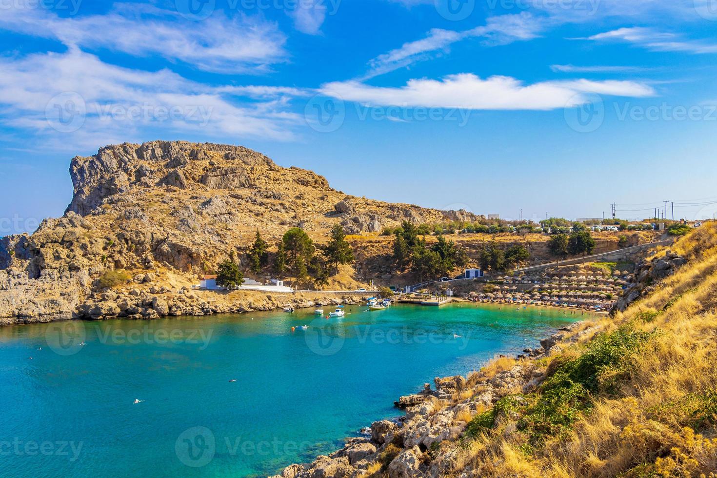 St pauls baai panorama met helder water lindos rhodos griekenland. foto