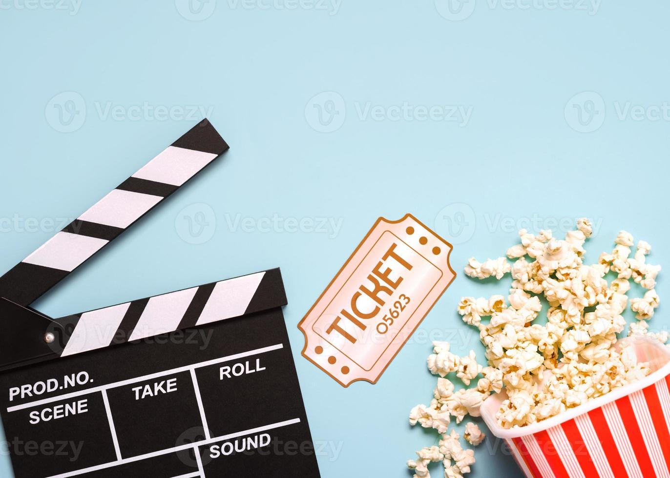 film Filmklapper met popcorn en ruimte voor text.cinema concept achtergrond foto