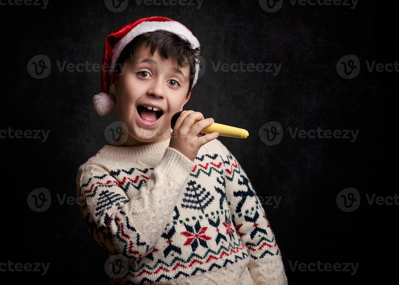 kind zingt kerstlied in kerstmis foto