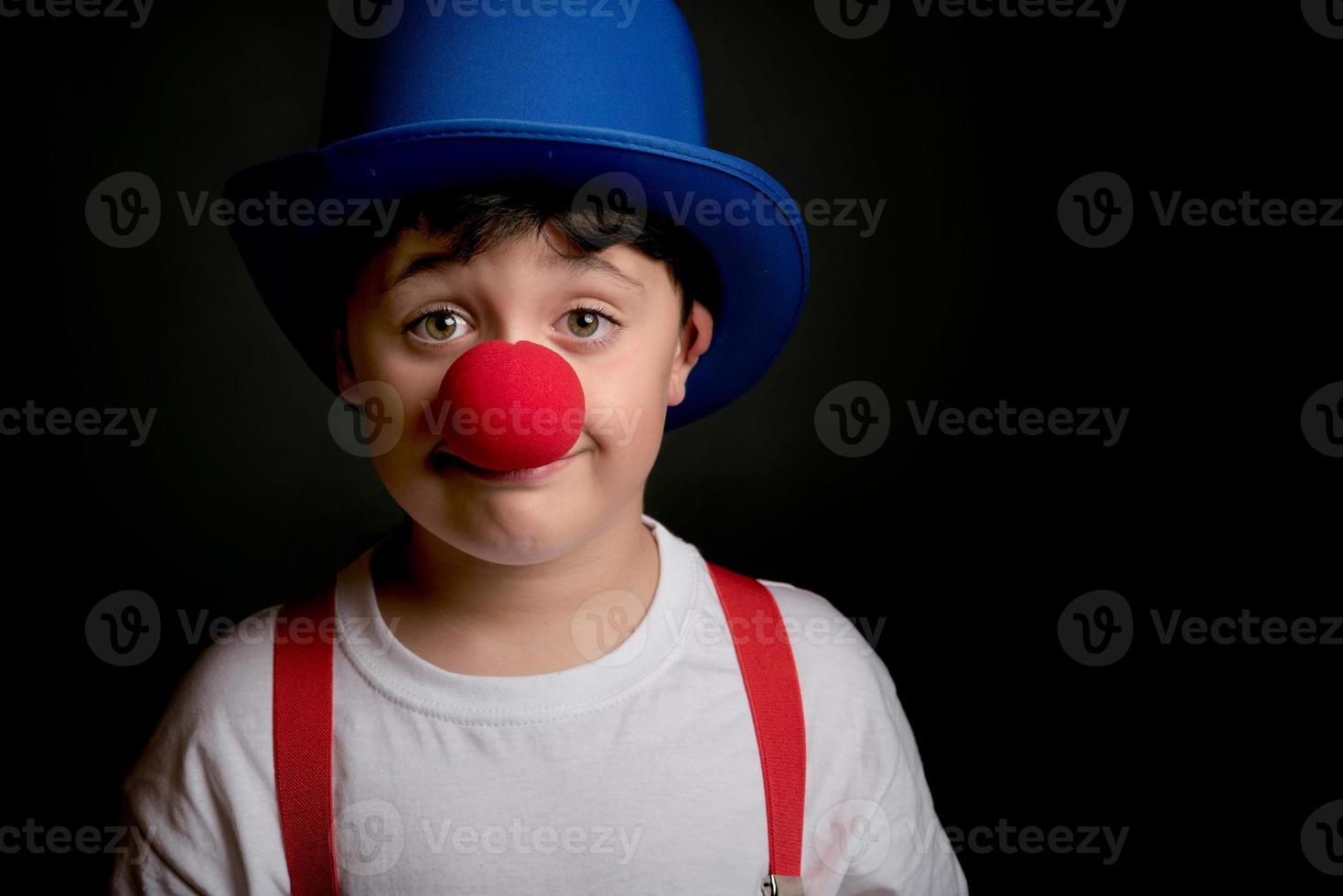 grappig kind met clownsneus en hoed foto