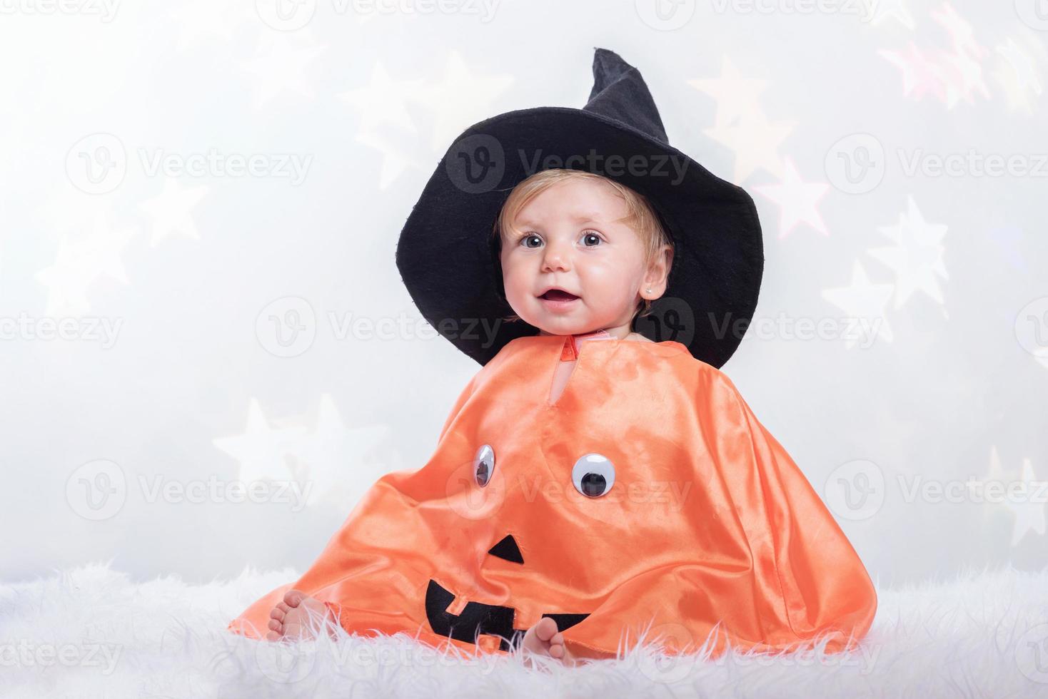 lachende baby op halloween foto