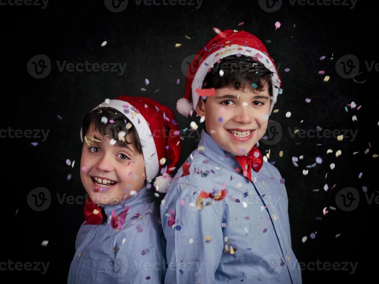 lachende kinderen in kerstmis foto