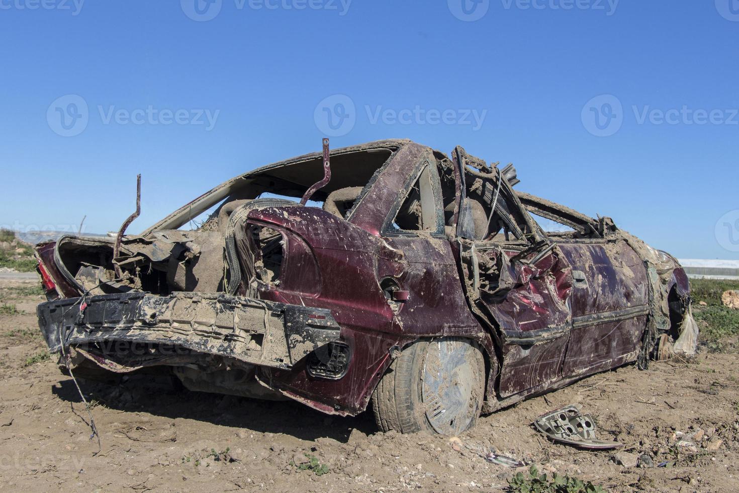 auto die werd vernietigd in een paal na de orkaan, verbrijzelde auto foto