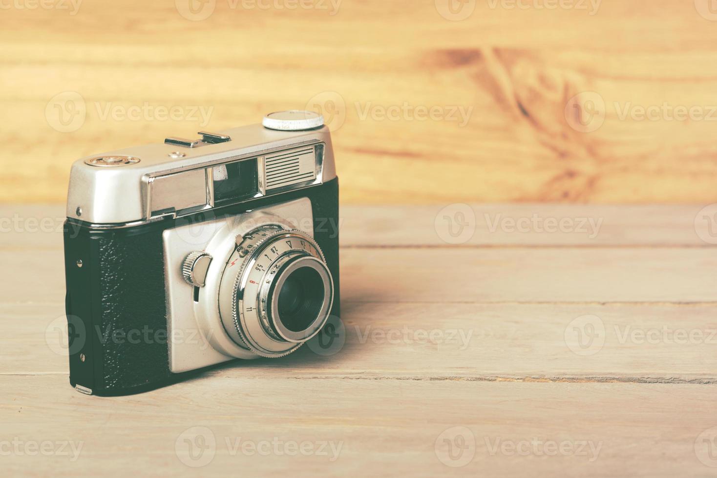 vintage camera op houten achtergrond foto
