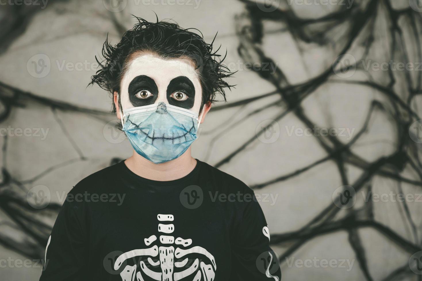 happy halloween.close-up van een kind met een medisch masker in een skeletkostuum foto