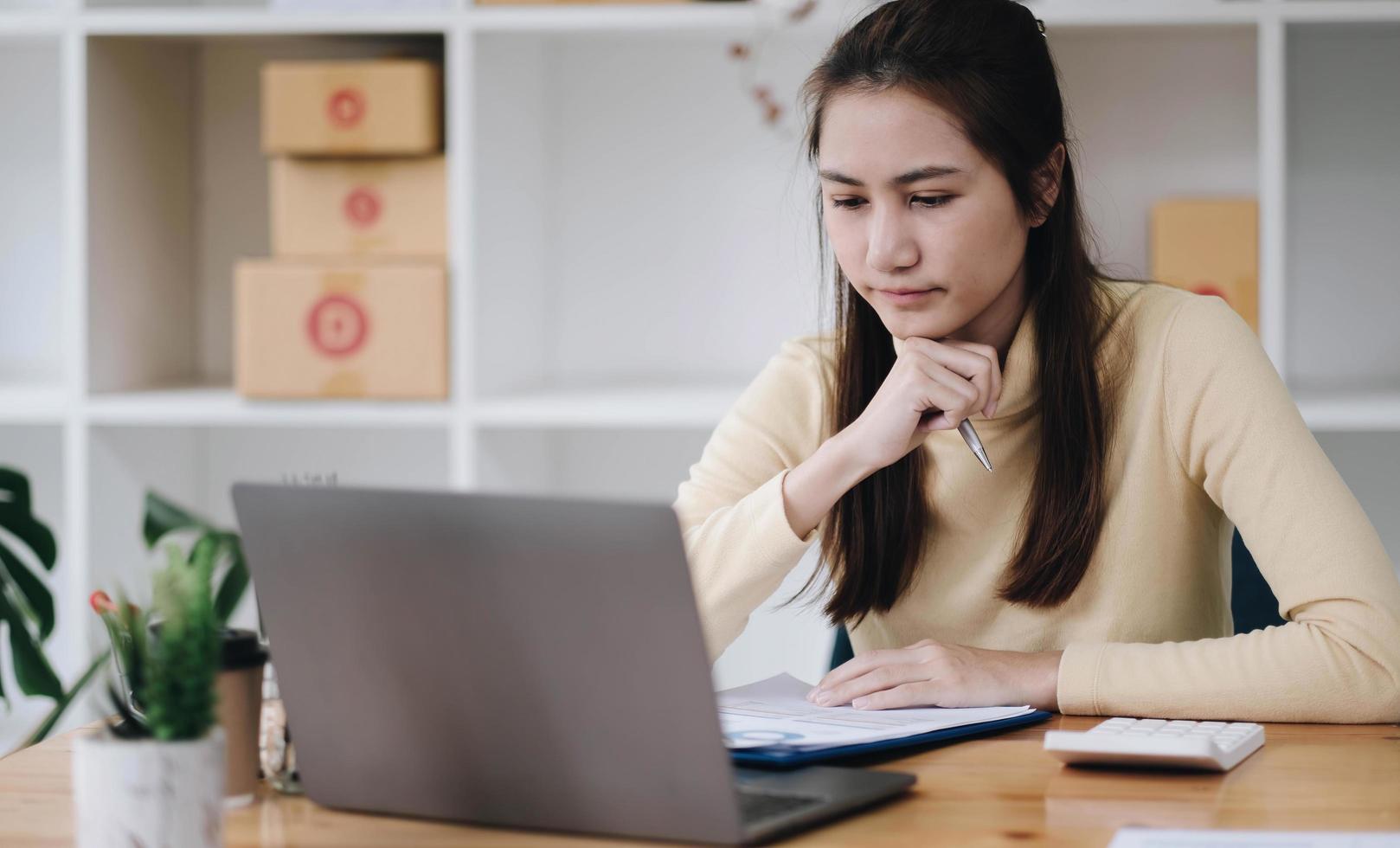 online verkoop bedrijf mkb-ondernemers, vrouwelijke ondernemers zijn gestrest omdat de verkoop sterk wordt verminderd als gevolg van economische problemen, online, levering, denk online mkb-bedrijf foto