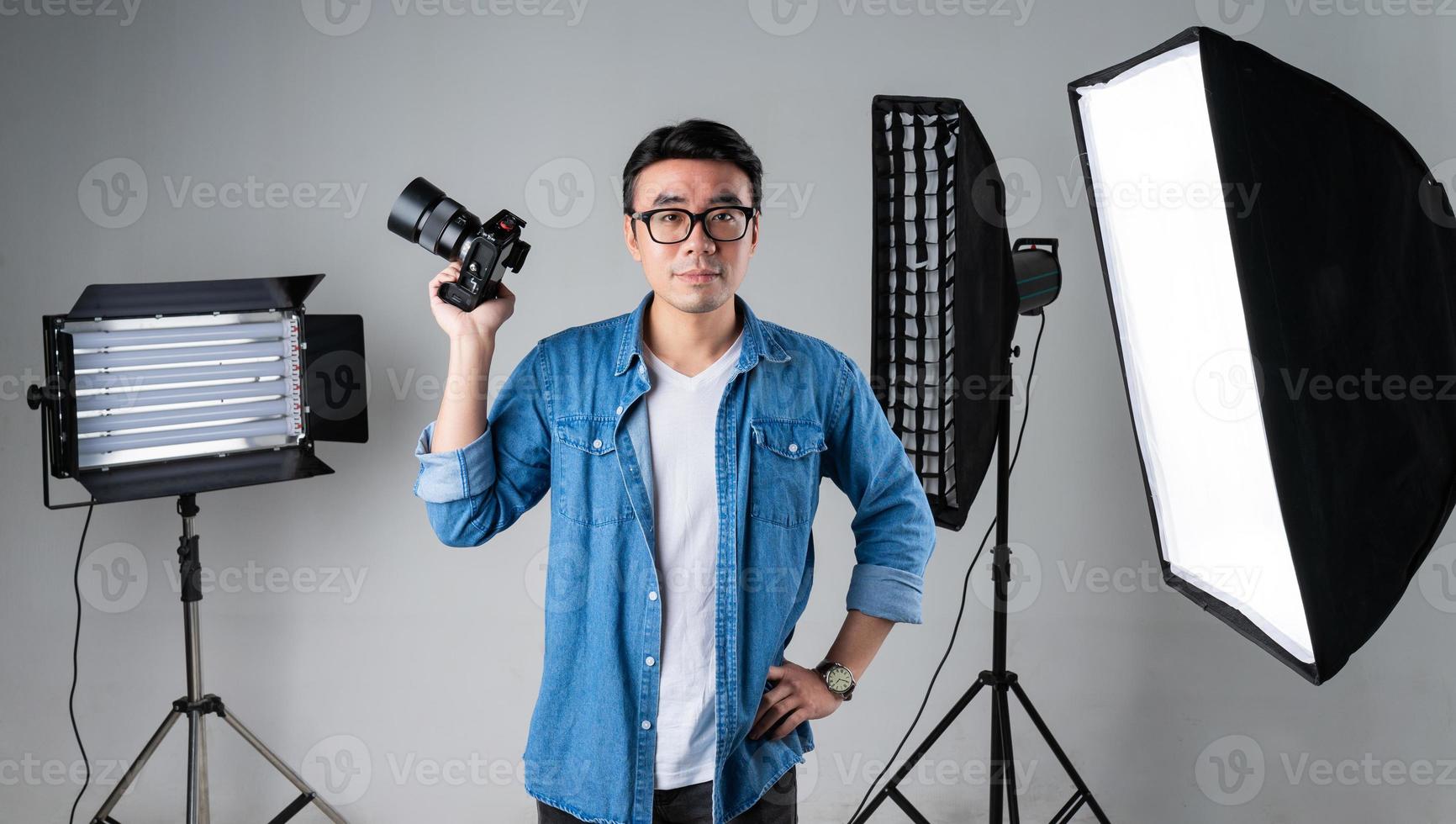 portret van jonge Aziatische fotograaf foto