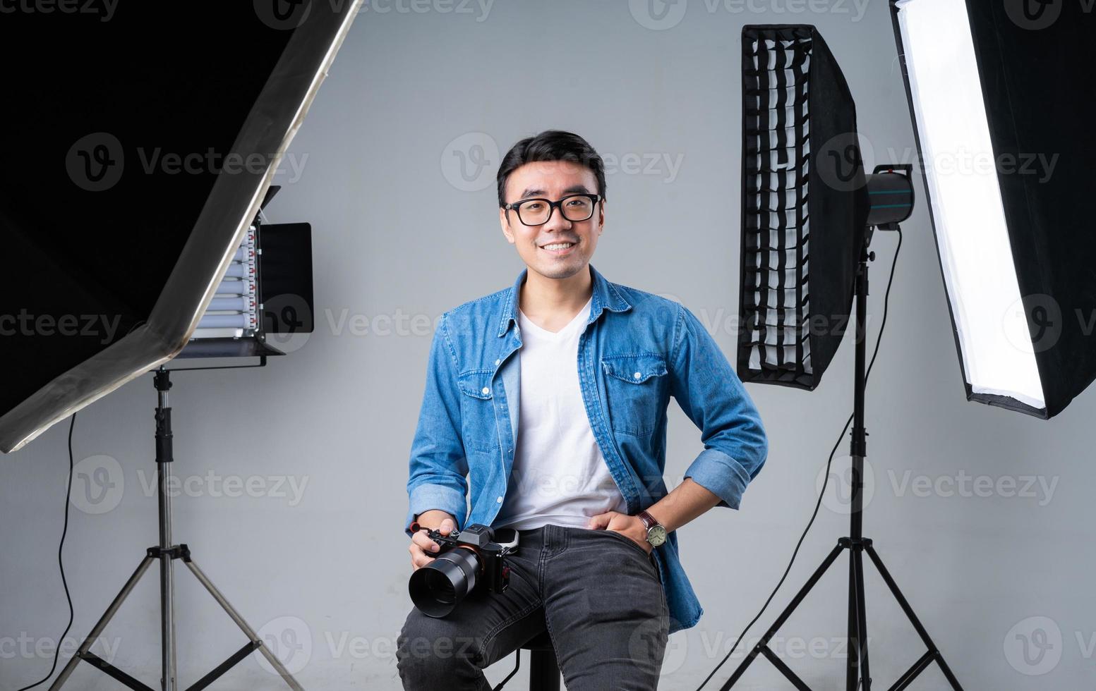 portret van jonge Aziatische fotograaf foto